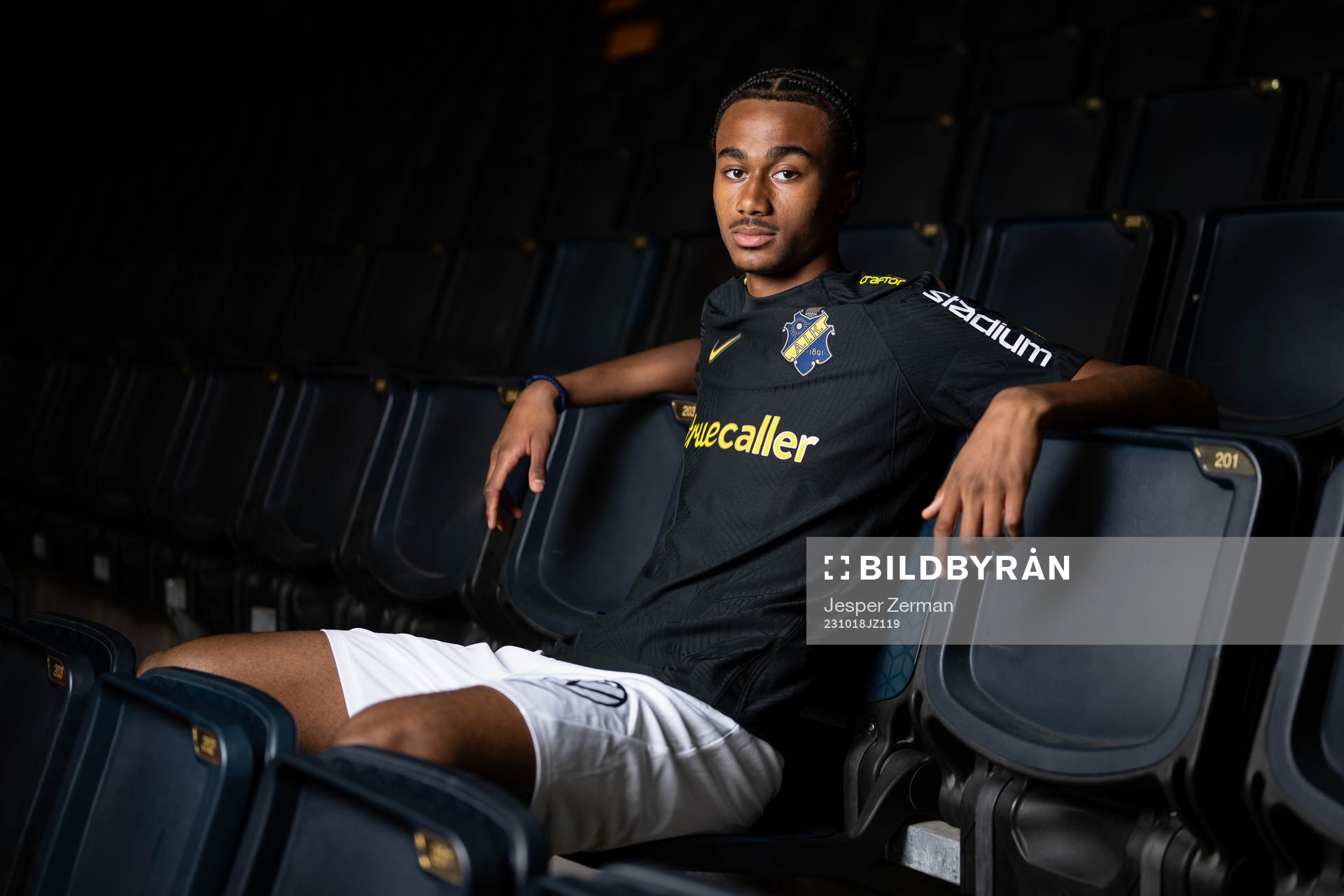 AIKs Jonah Kusi-Asare poserar för ett porträtt i samband med att han presenterats som ett nyförvärv av AIK den 18 oktober 2023 i Stockholm. 
