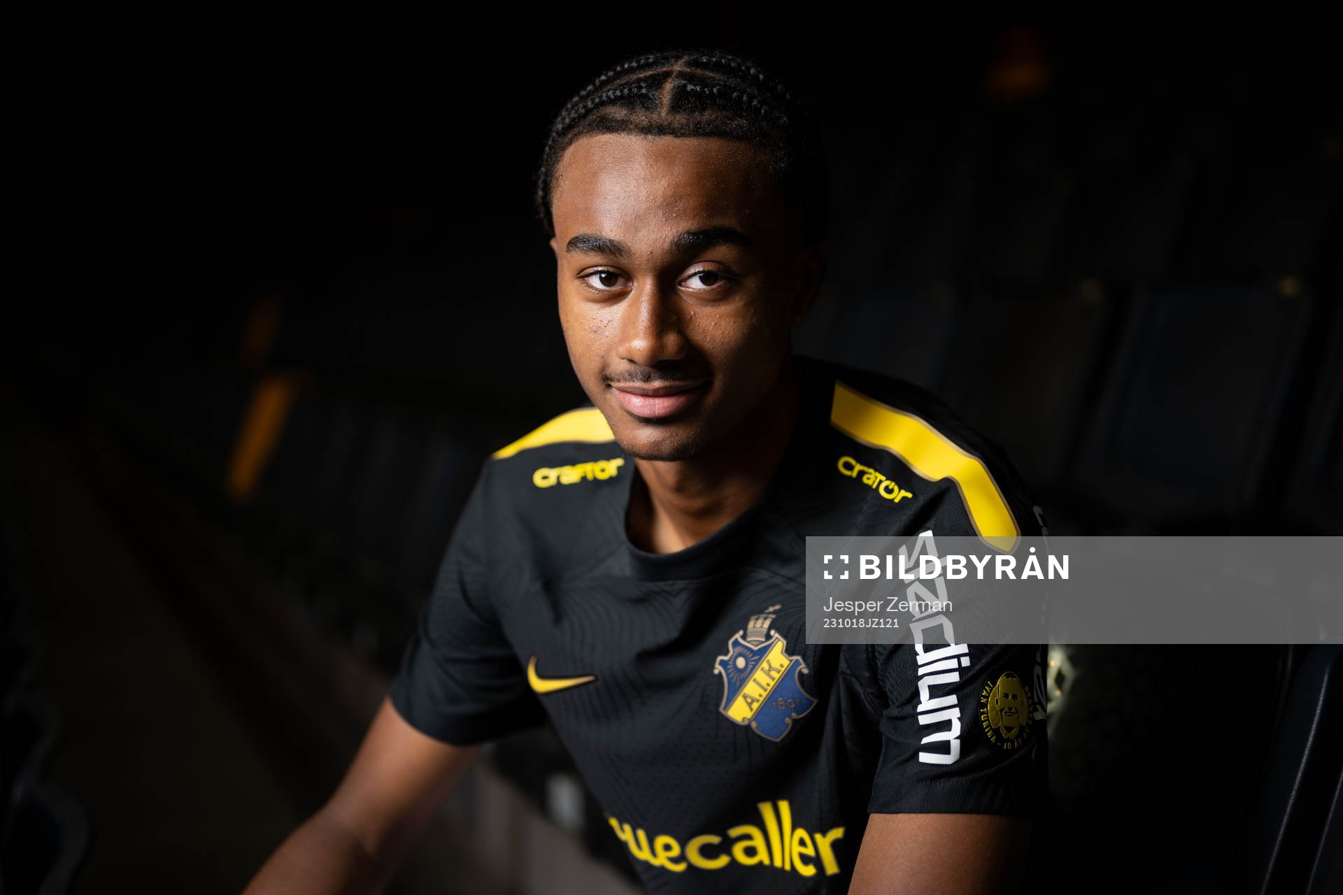 AIKs Jonah Kusi-Asare poserar för ett porträtt i samband med att han presenterats som ett nyförvärv av AIK den 18 oktober 2023 i Stockholm. 