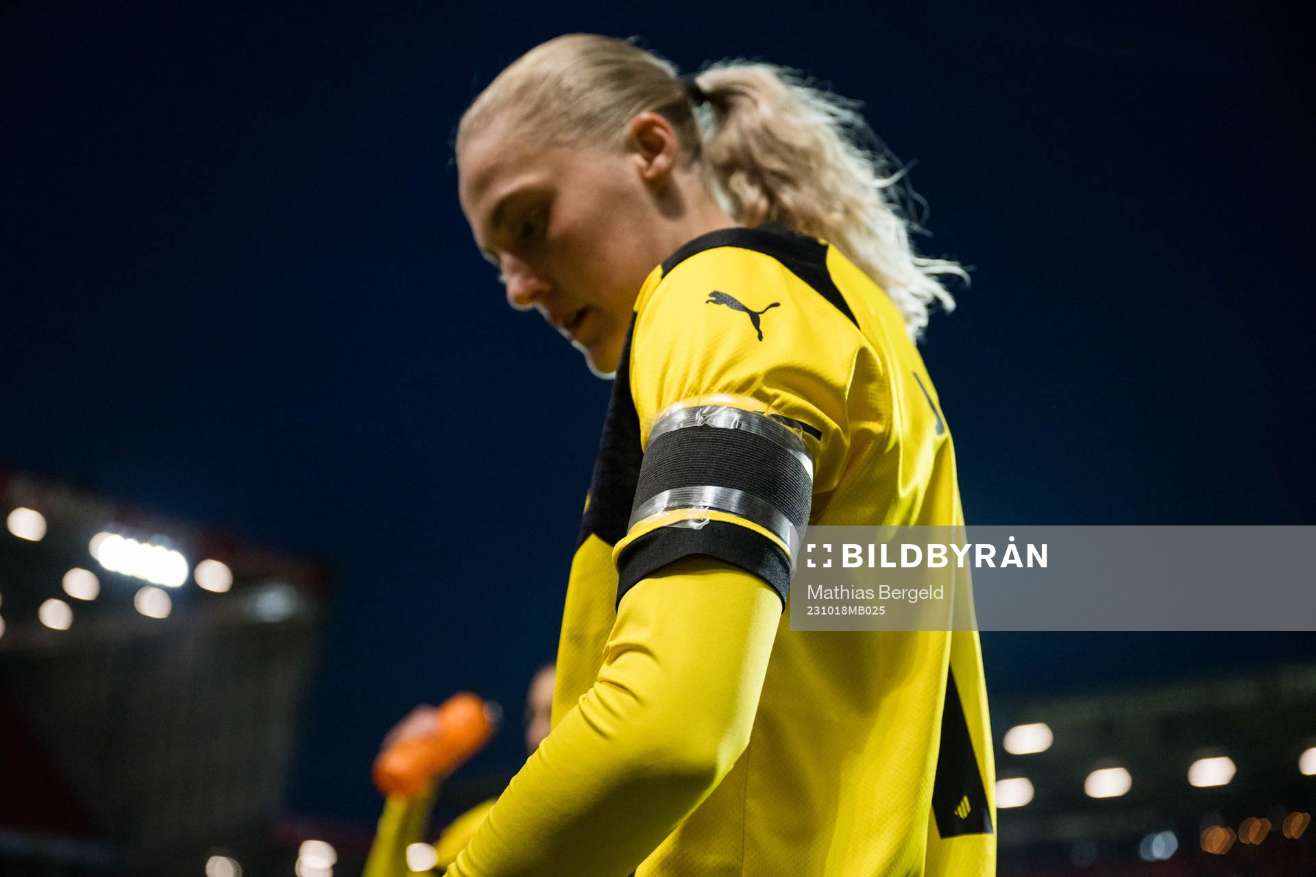 Elma Junttila Nelhage of Häcken with a black armband
