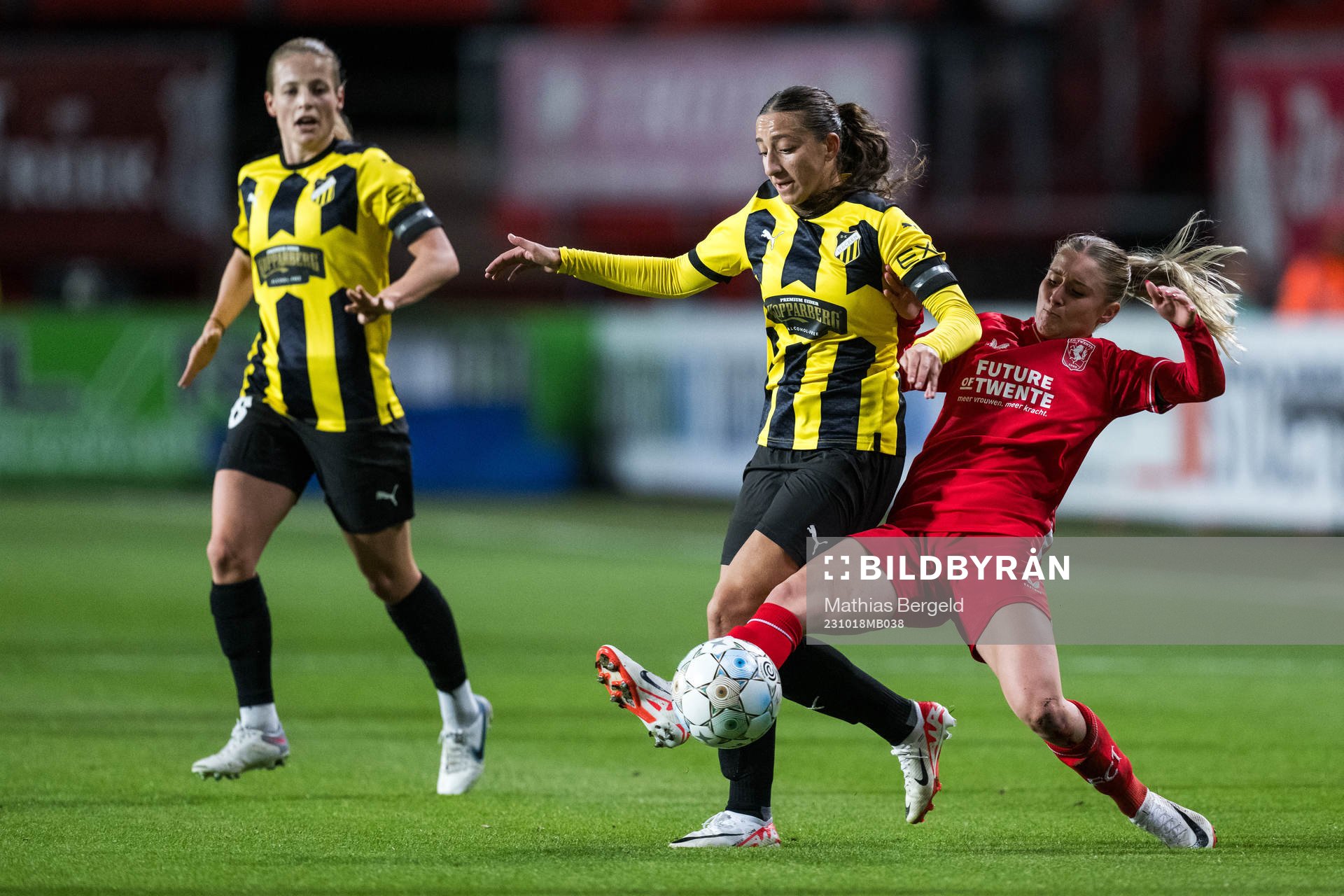 Rusul Rosa Kafaji of Häcken and Kim Everaerts of Twente