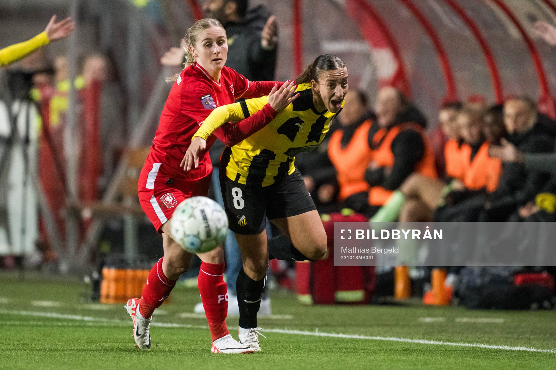 Kim Everaerts of Twente and Rusul Rosa Kafaji of Häcken