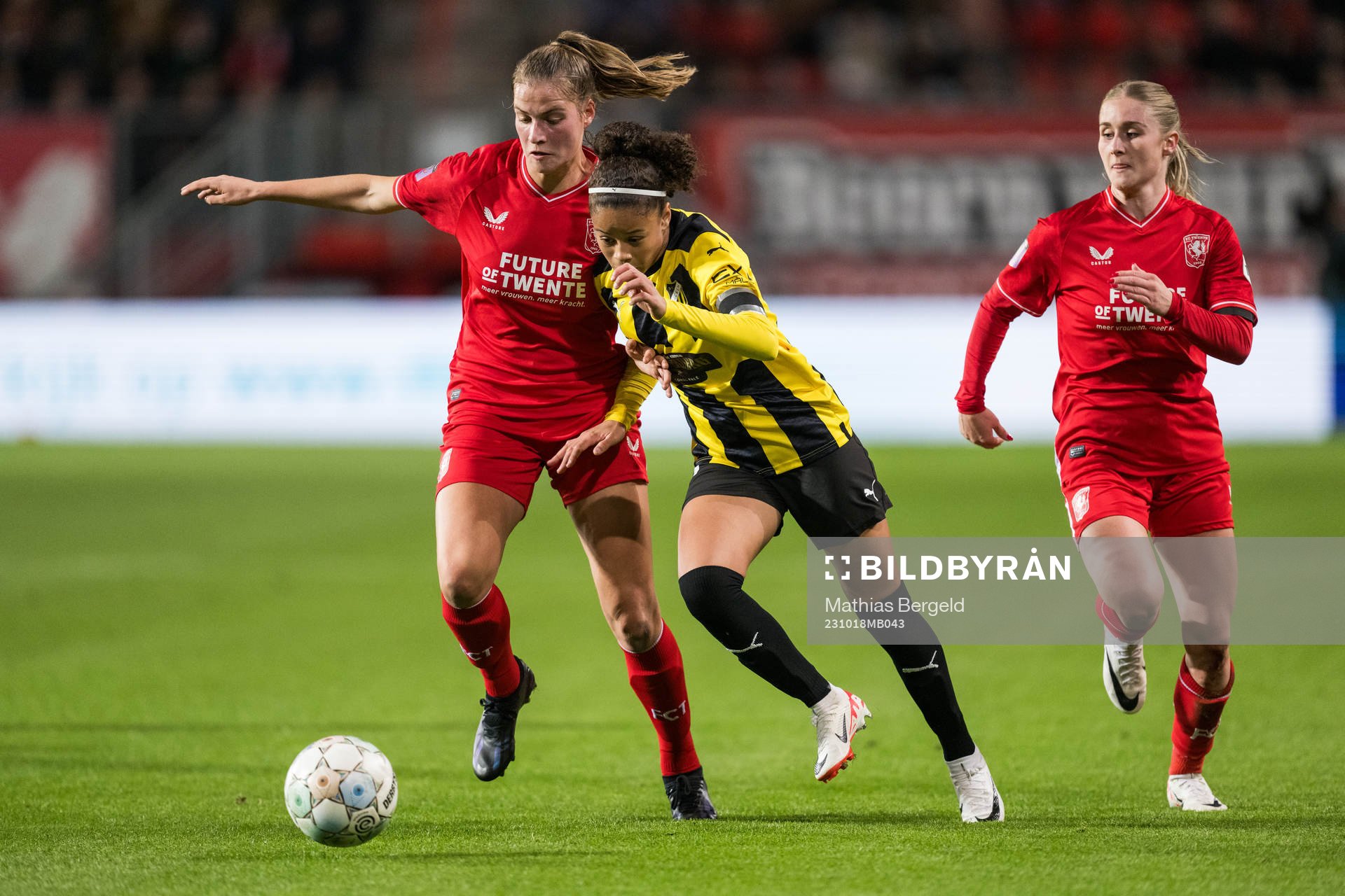 Marit Auée of Twente and Felicia Schröder of Häcken