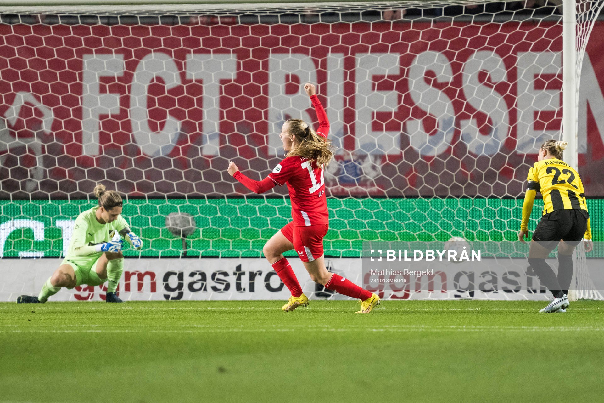 Leonie Vliek of Twente celebrates