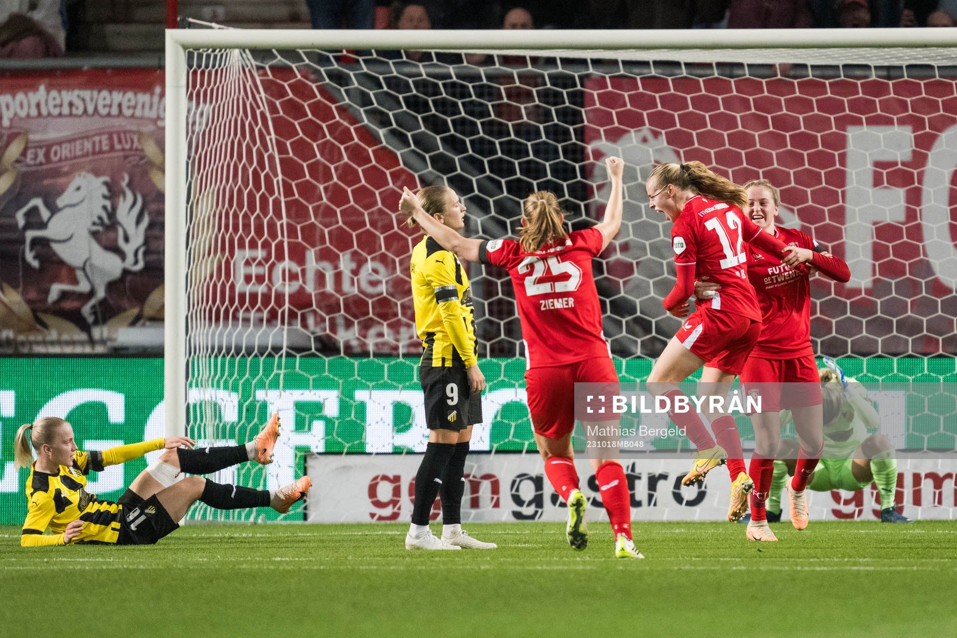 Leonie Vliek of Twente celebrates