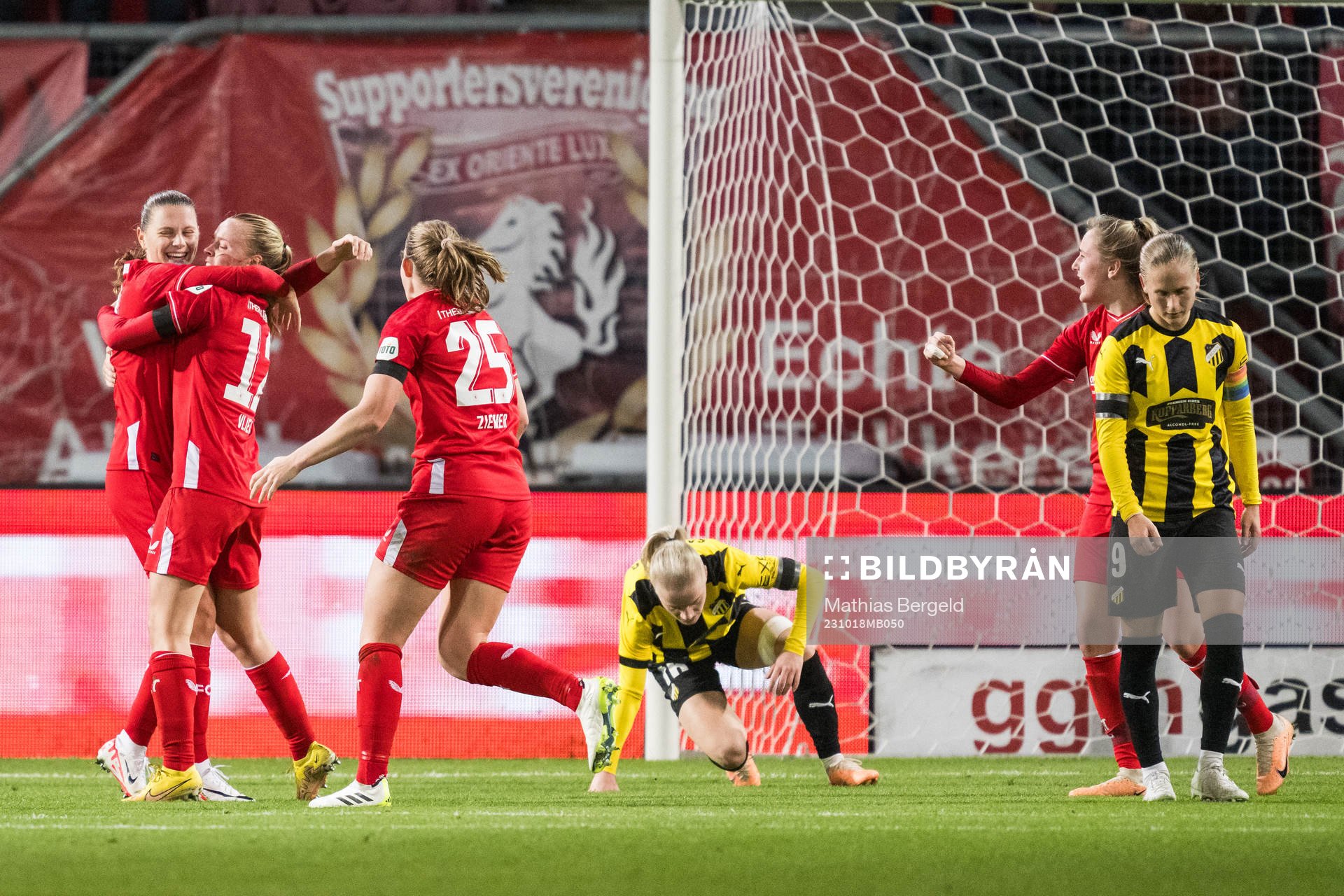 Leonie Vliek of Twente celebrates