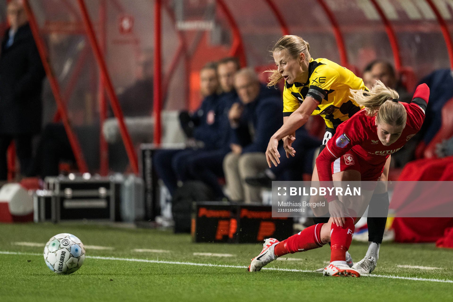 Anna Anvegård of Häcken and Kim Everaerts of Twente