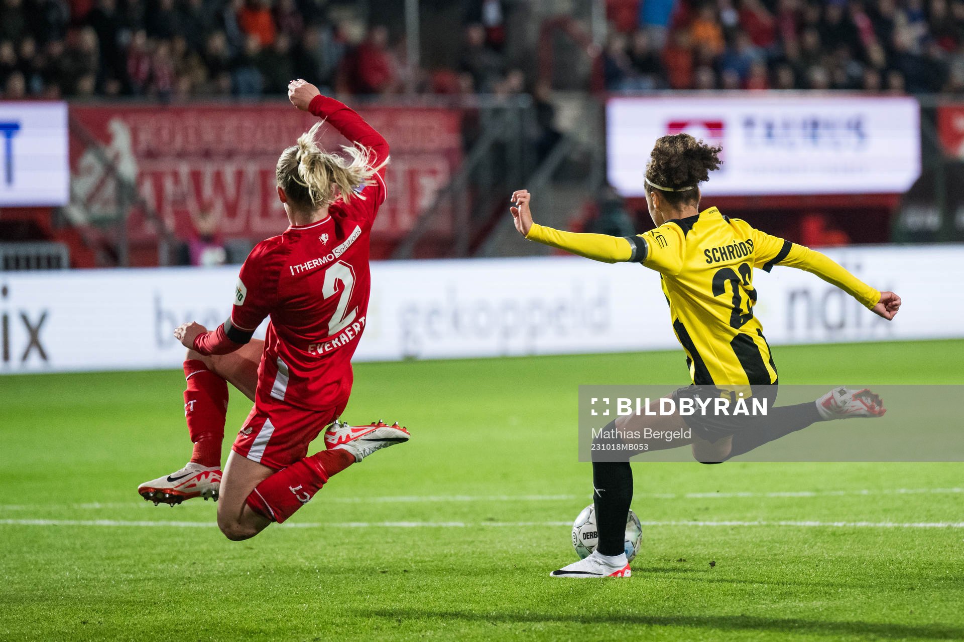 Kim Everaerts of Twente and Felicia Schröder of Häcken