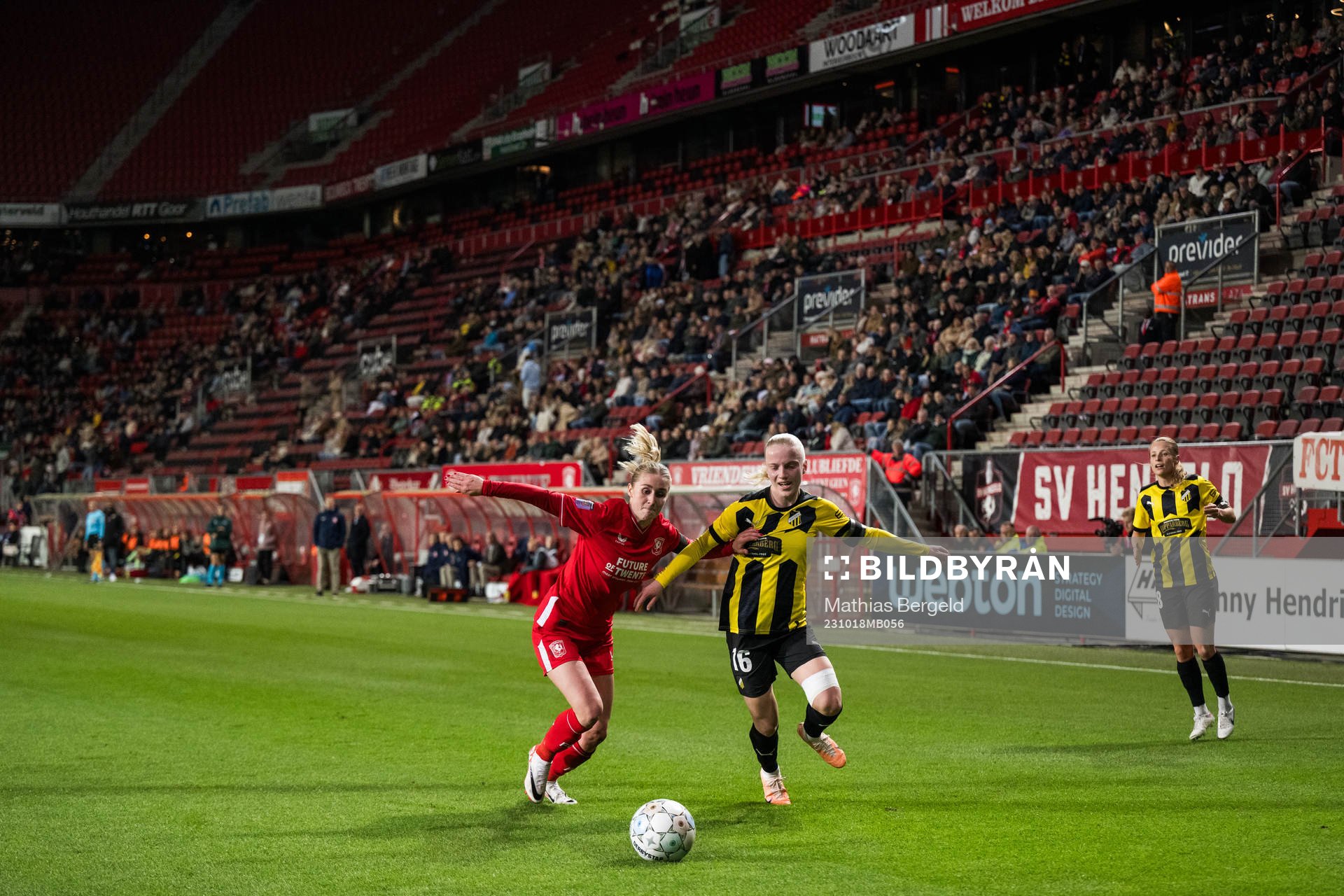 Kim Everaerts of Twente and Anna Sandberg of Häcken