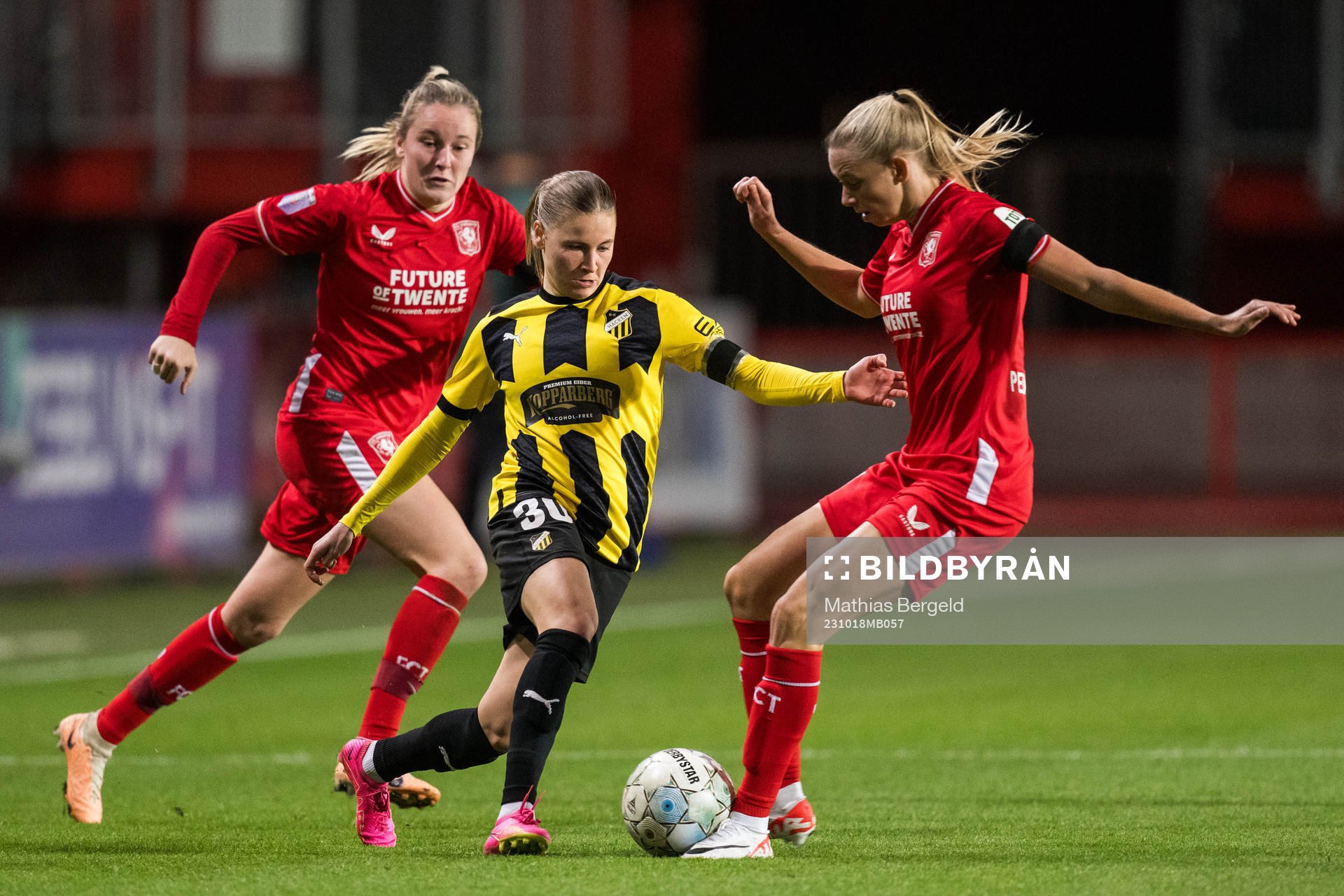 Katariina Kosola of Häcken and Ella Peddemors of Twente