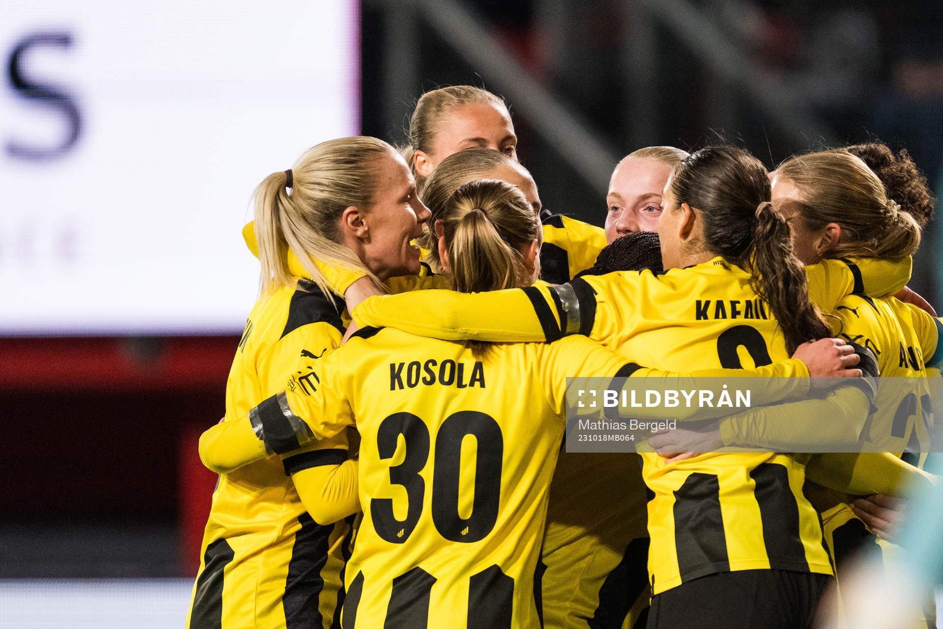 Felicia Schröder of Häcken celebrate with team mates