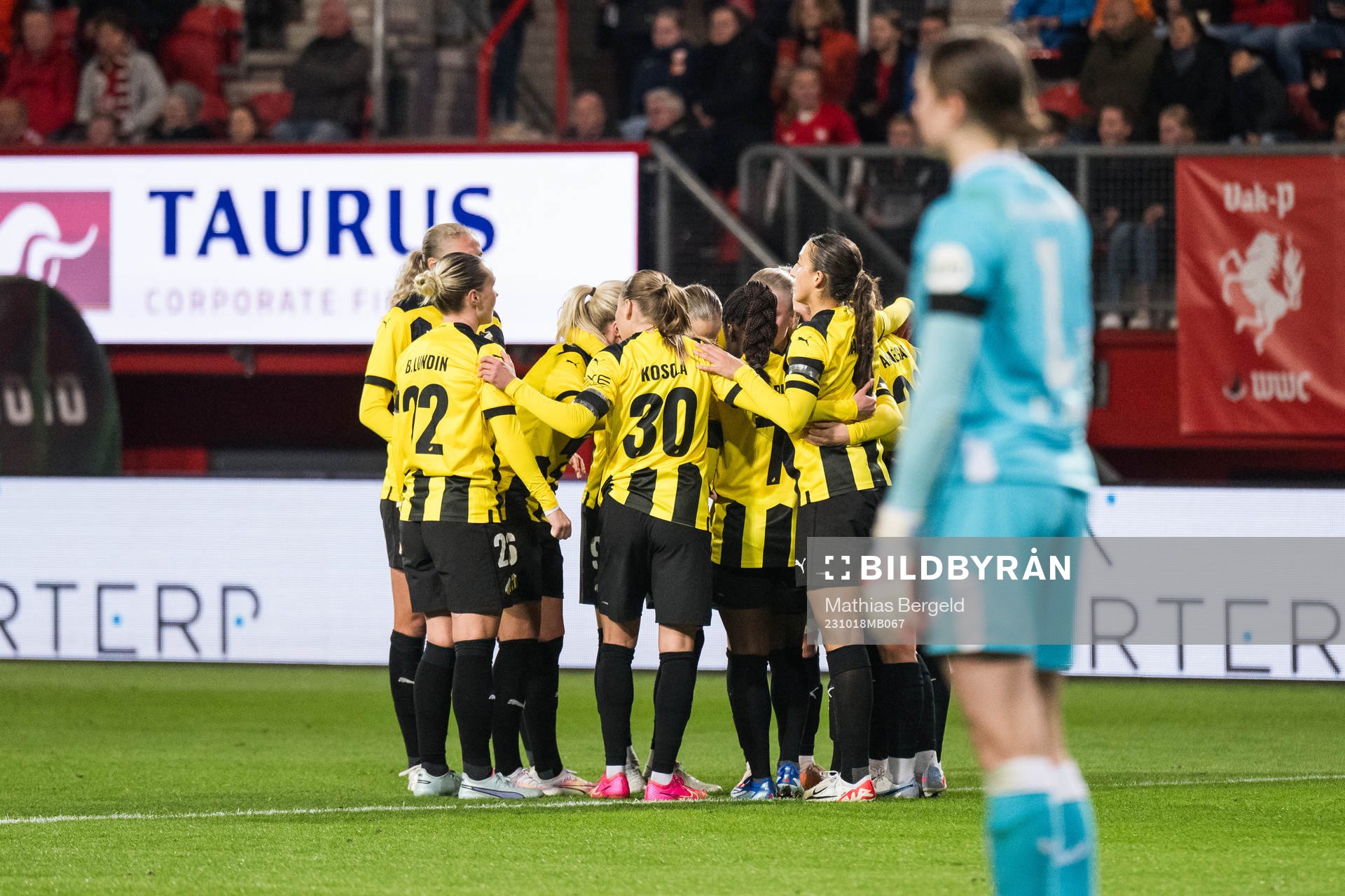 Felicia Schröder of Häcken celebrate with team mates