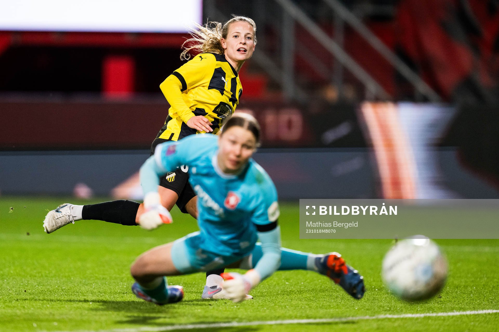 Anna Anvegård of Häcken scores the 1-1 goal