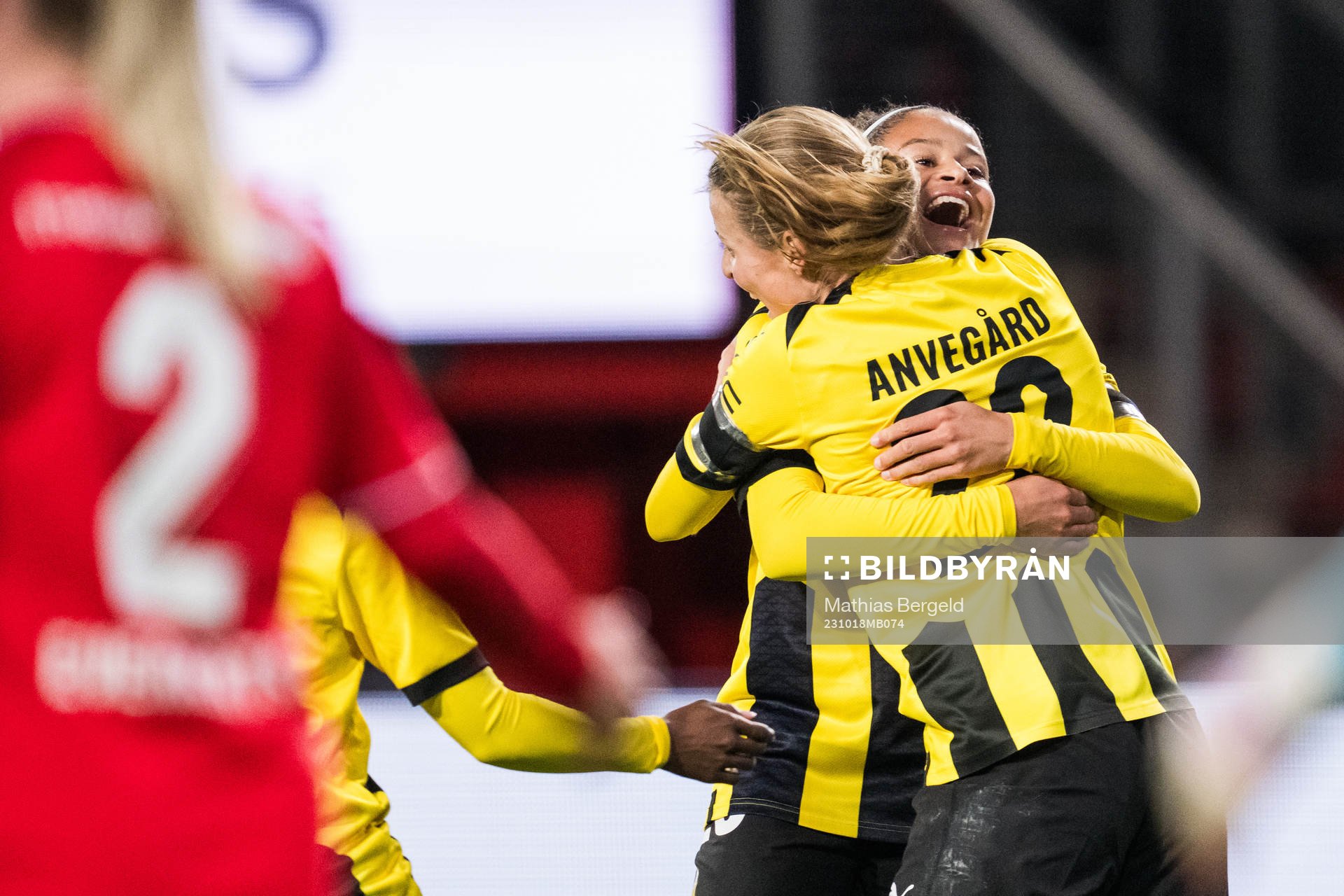 Felicia Schröder of Häcken celebrate with team mates