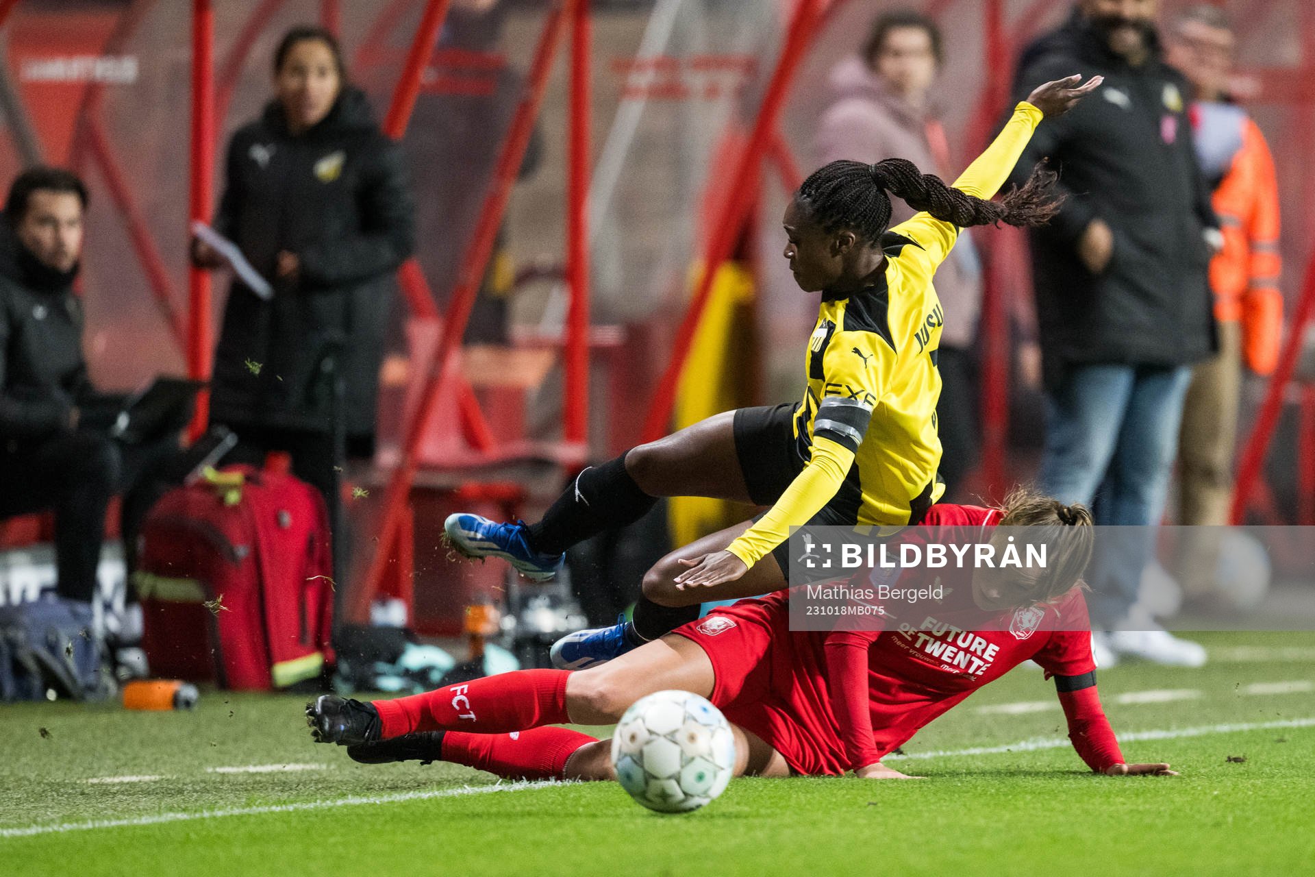 Monica Jusu Bah of Häcken and Wieke Kaptein of Twente