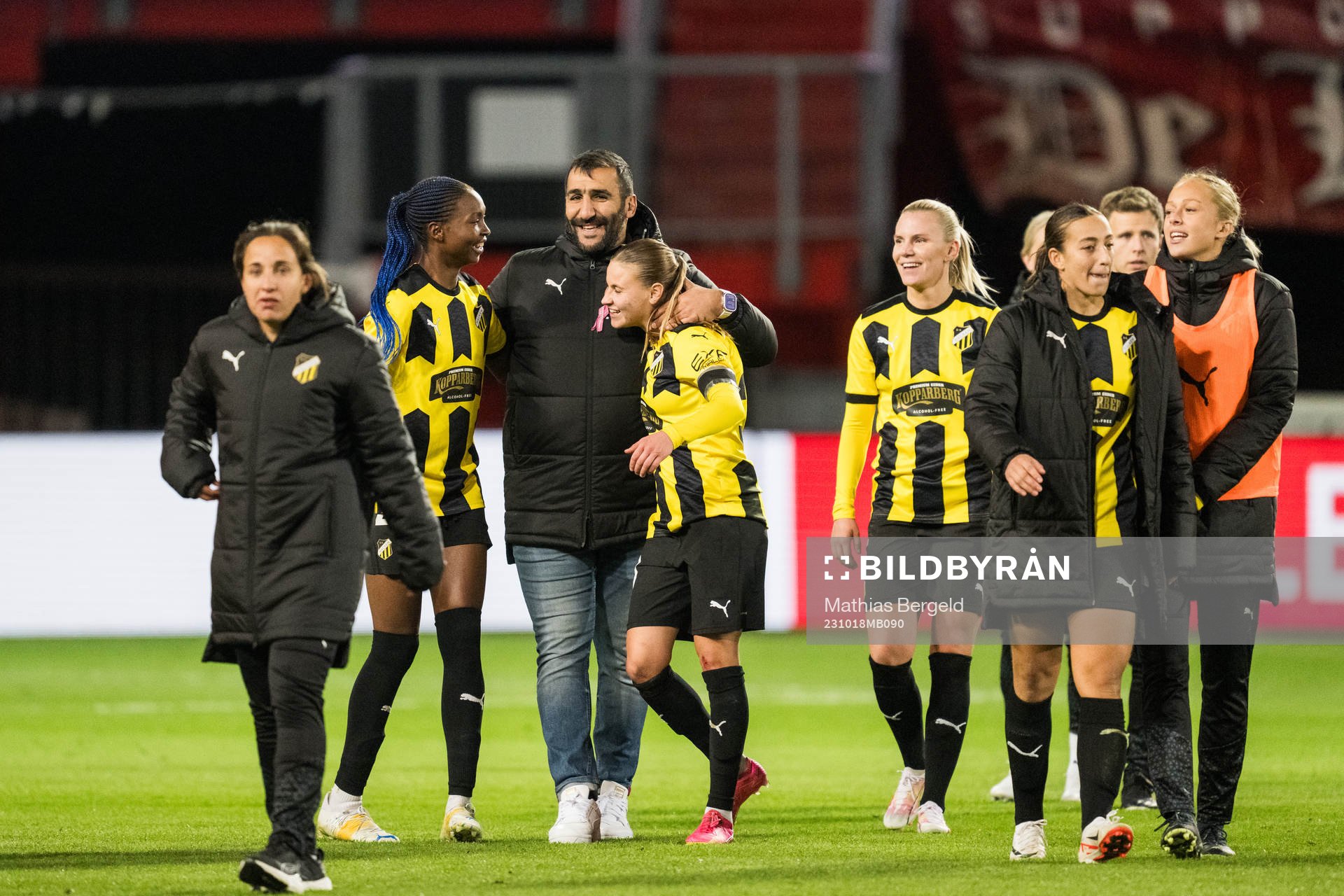 Aisha Masaka, Head coach Mak Lind and Katariina Kosola