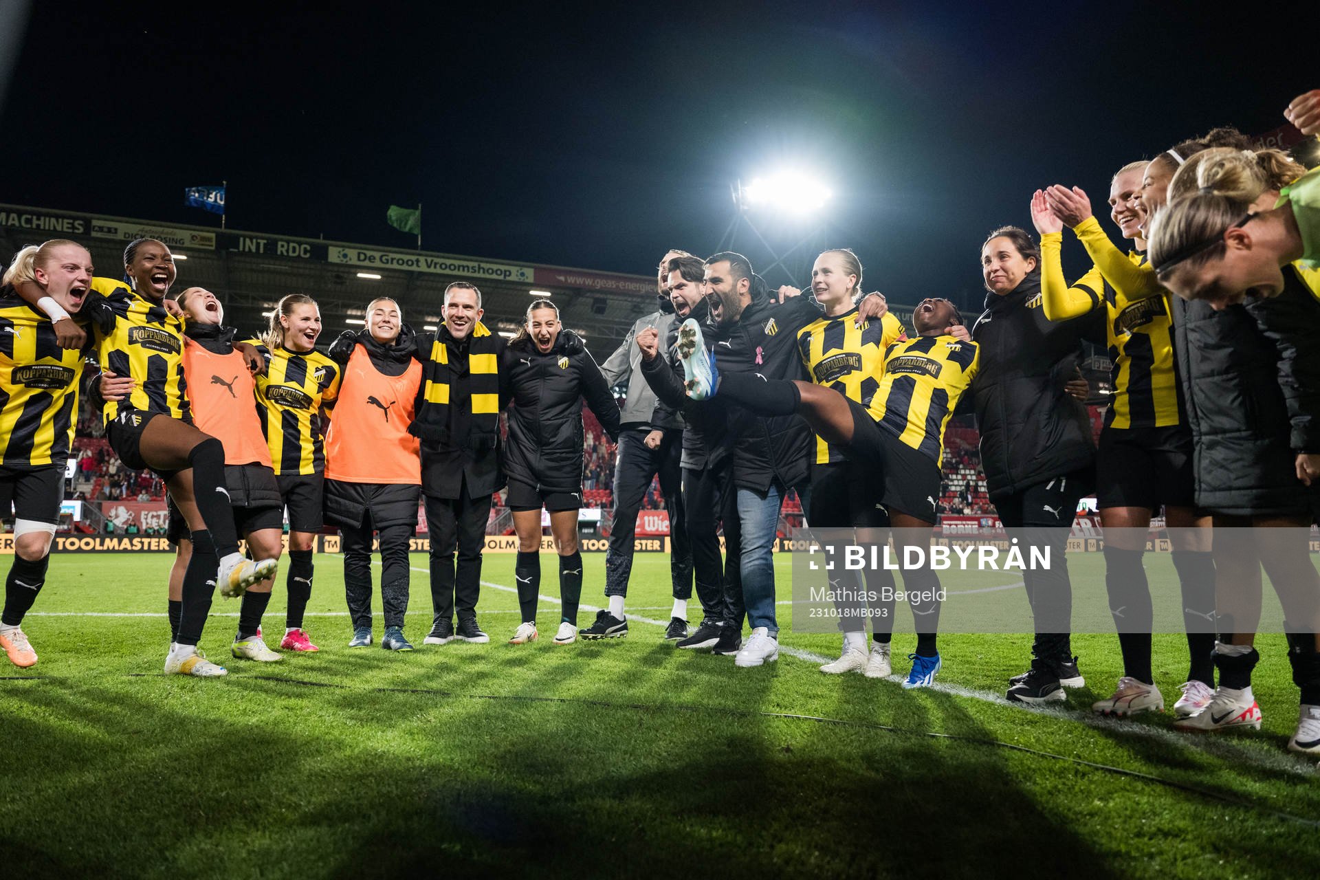 Head coach Mak Lind and Players of Häcken celebrate