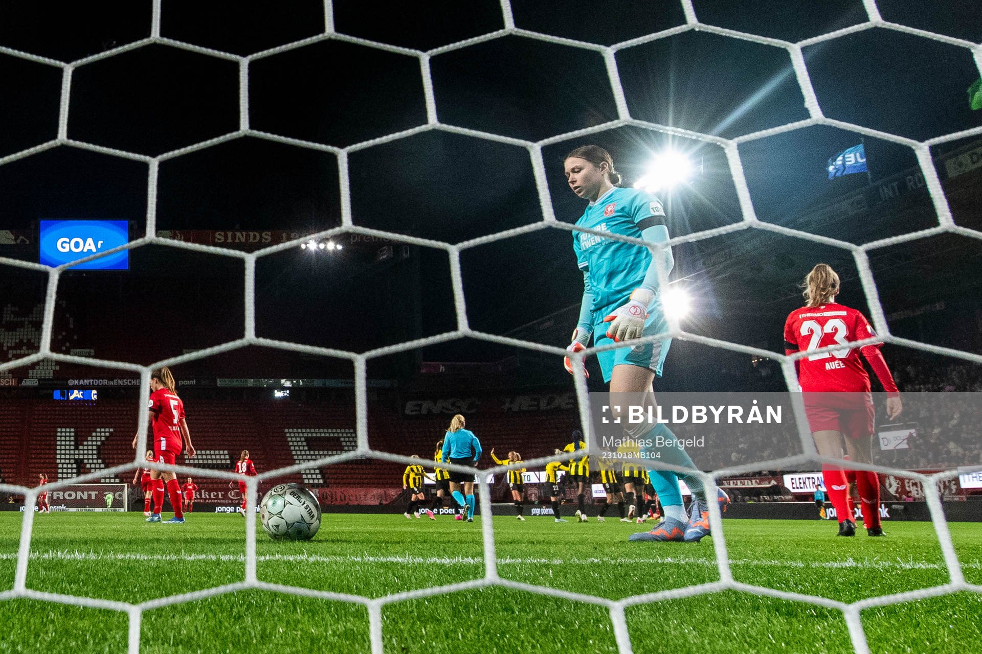 goalkeeper Danielle de Jong of Twente looks dejected