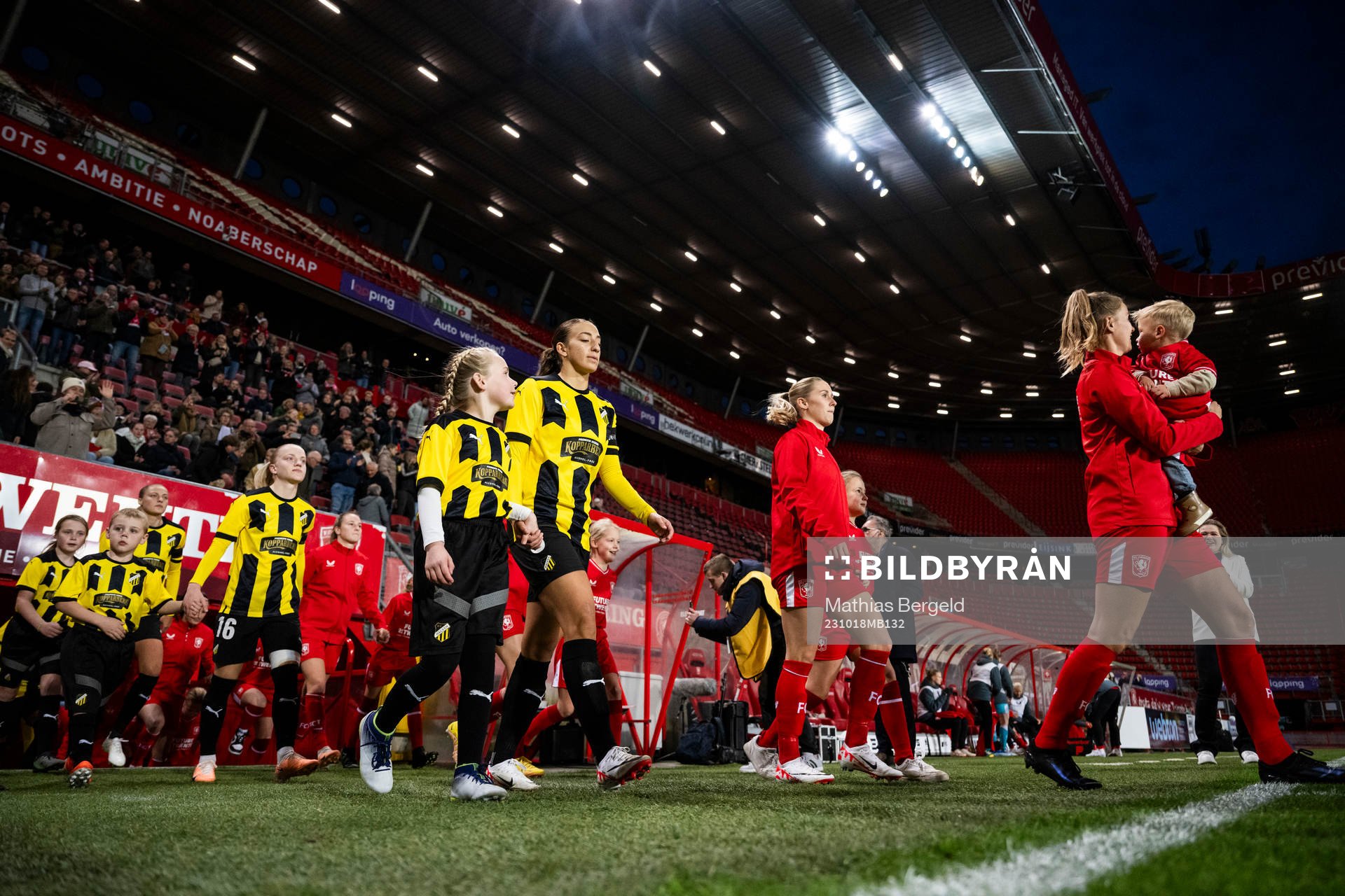 Anna Sandberg and Rusul Rosa Kafaji of Häcken enter the