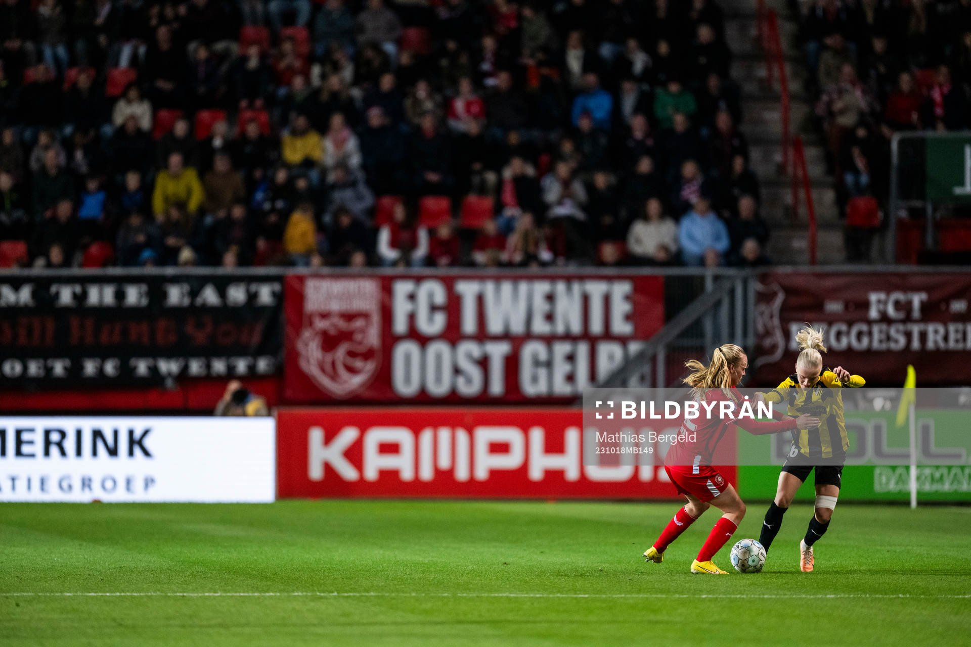 Leonie Vliek of Twente and Anna Sandberg of Häcken