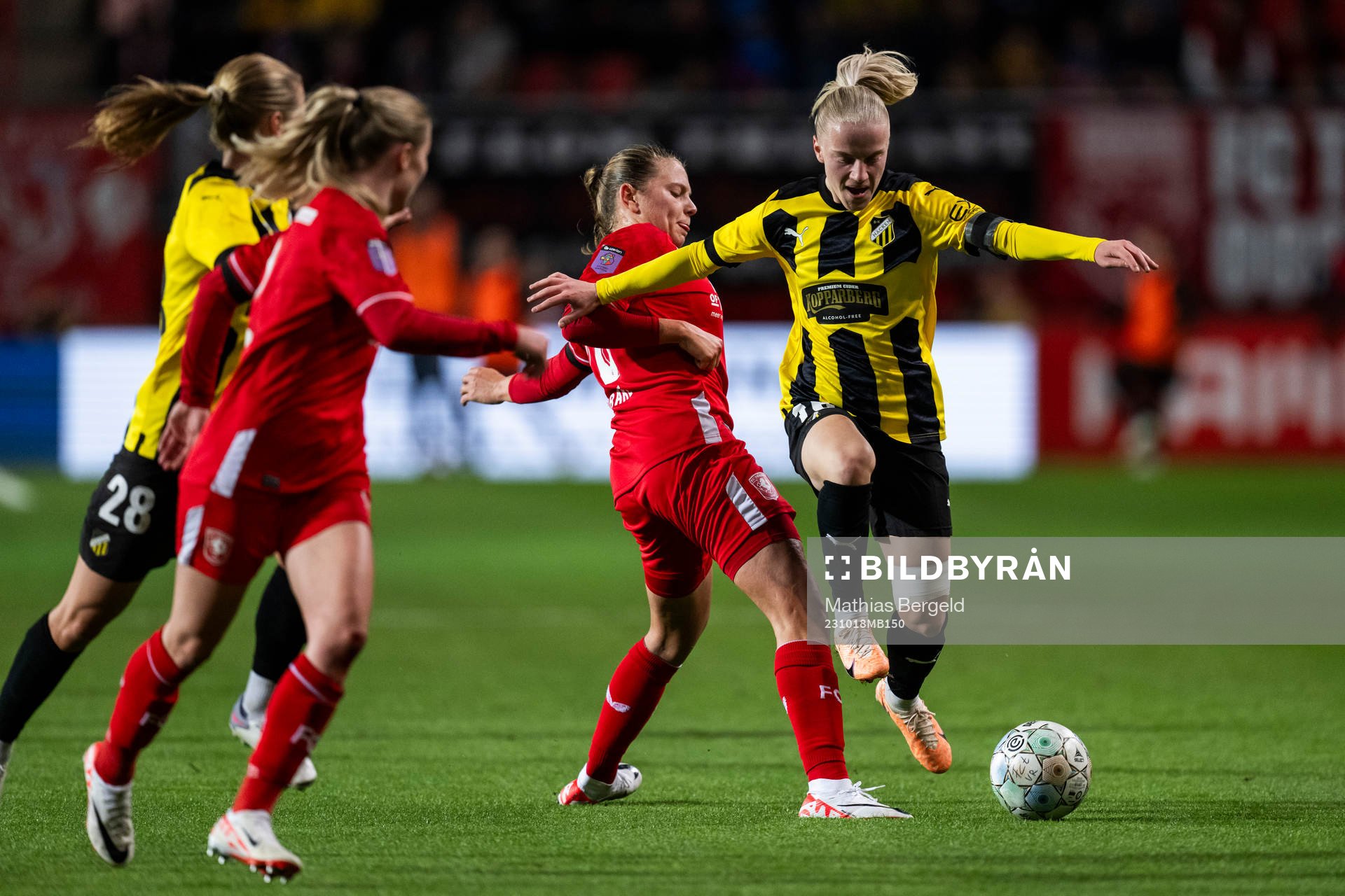 Sophie Te Brake of Twente and Anna Sandberg of Häcken