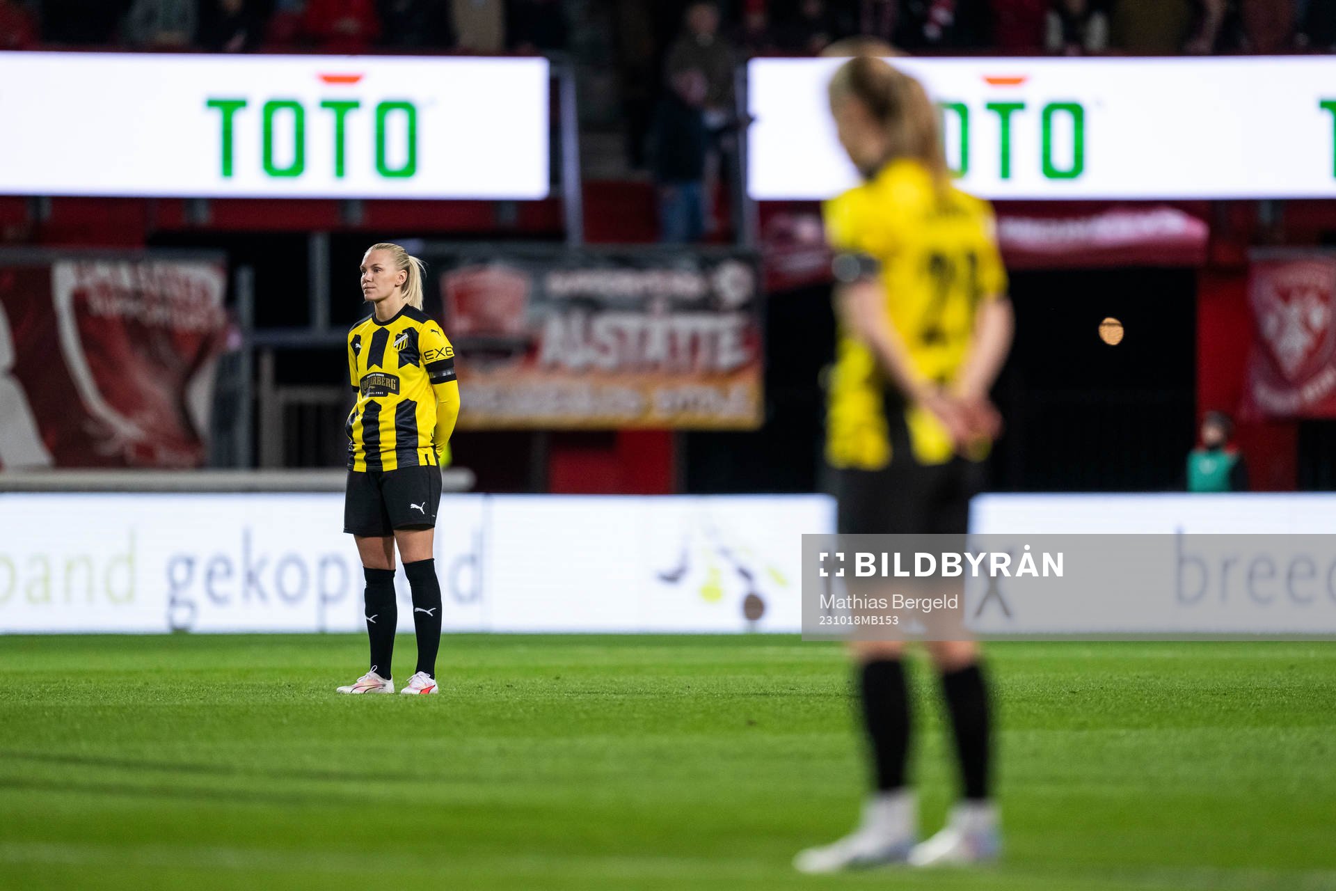Josefine Rybrink of Häcken during a minute of silence to honor the two Swedish supporters who was killed ahead of the Euro qualifier between Belgium and Sweden the UEFA Women's Champions League qualifying match between Twente and Häcken on October 18, 2023 in Enschede.