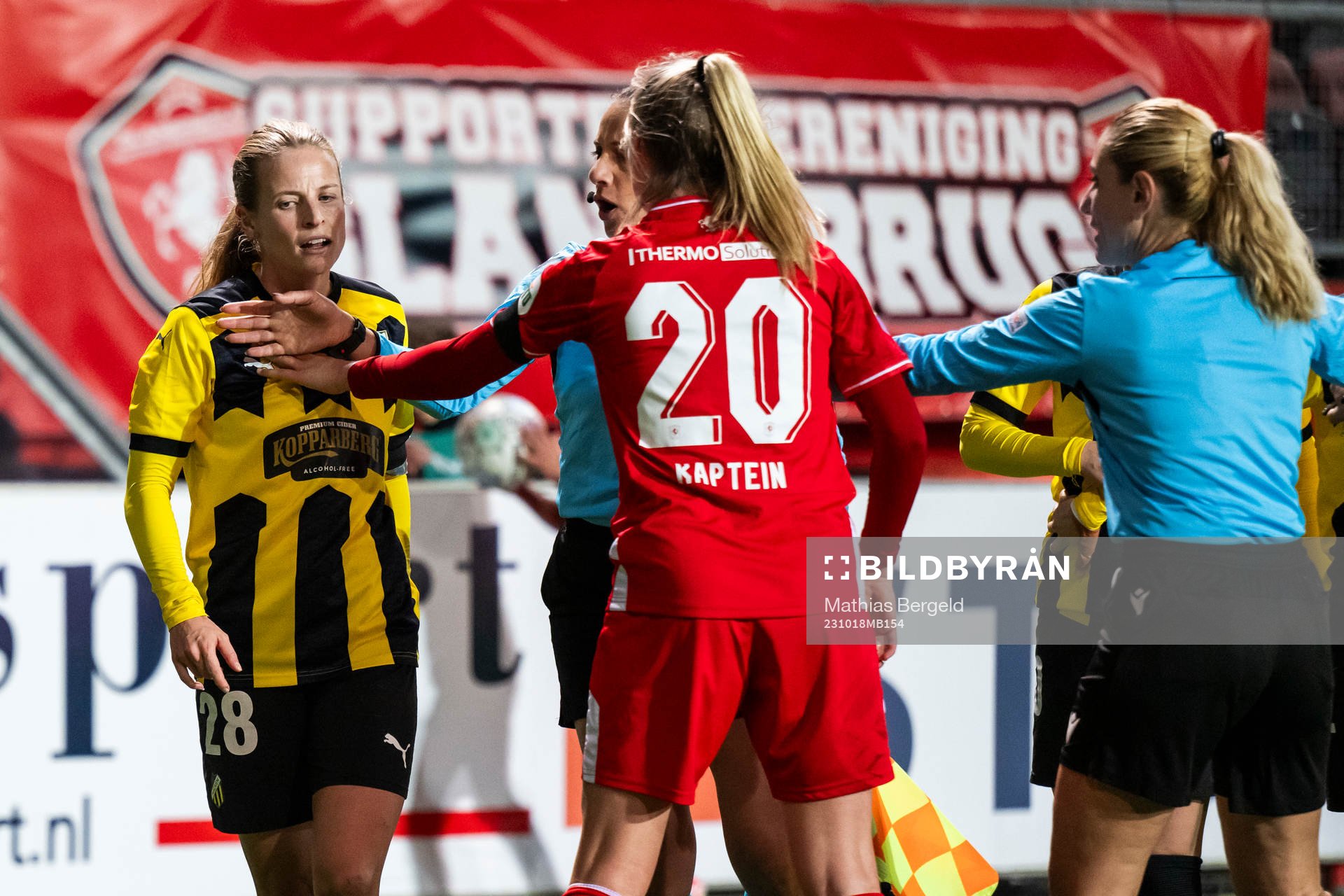 Anna Anvegård of Häcken and Wieke Kaptein of Twente