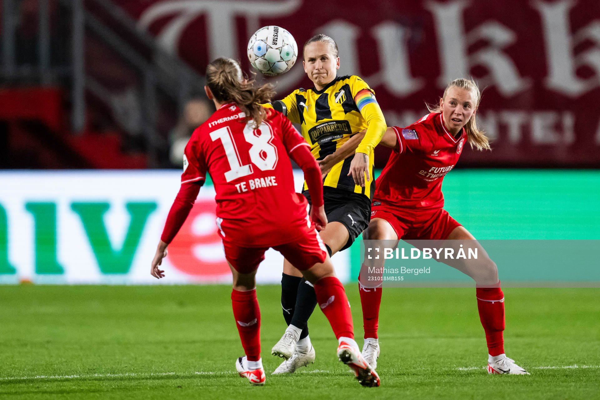 Filippa Curmark of Häcken and Ella Peddemors of Twente