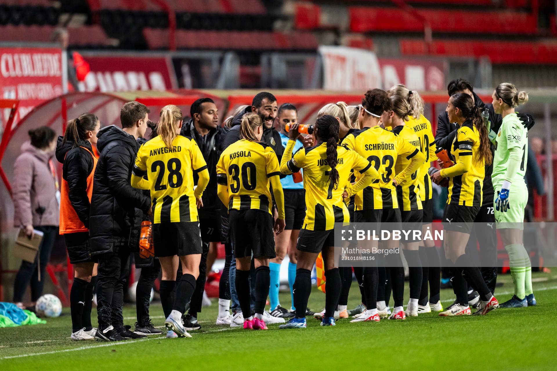 Head coach Mak Lind of Häcken gathers with players