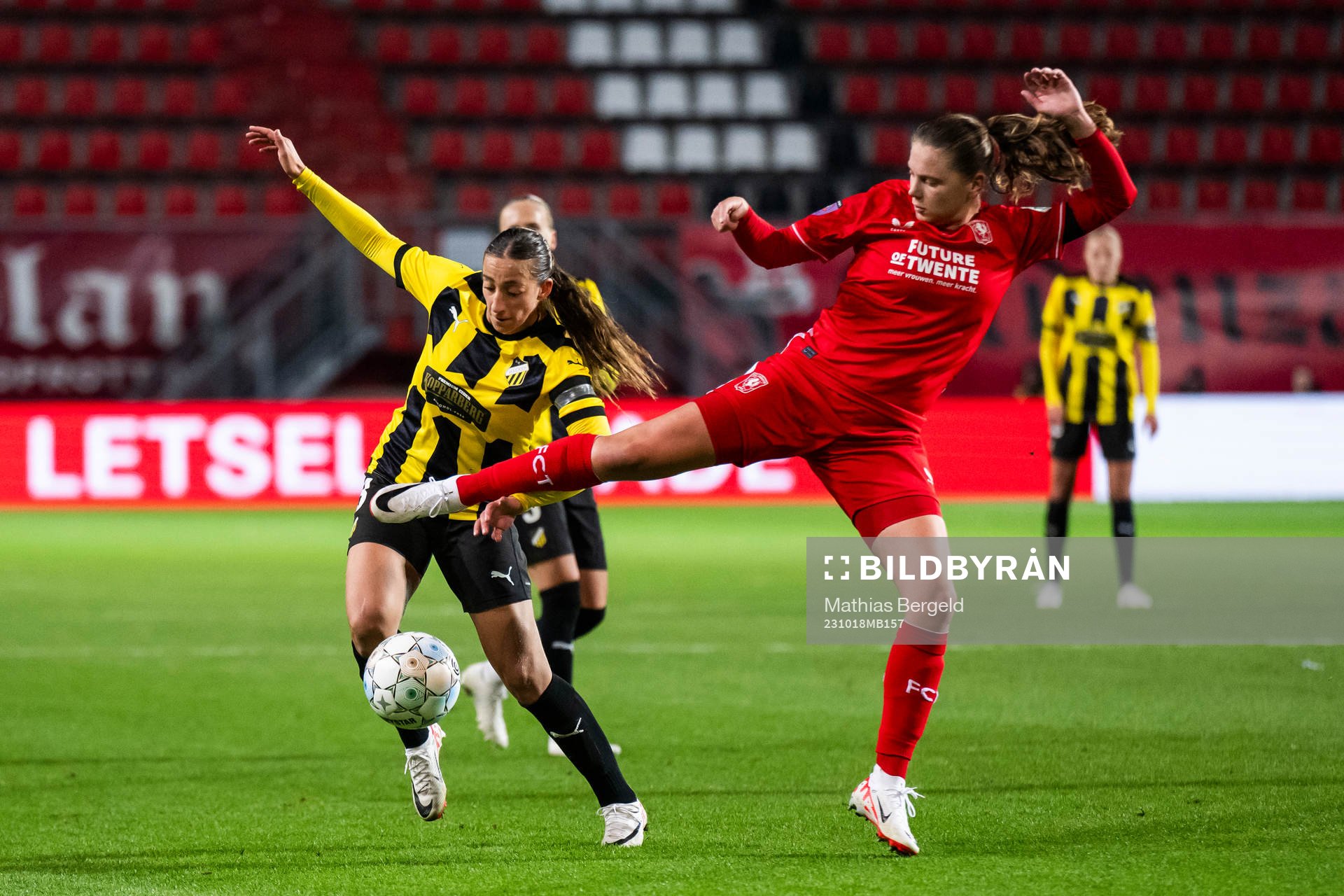 Rusul Rosa Kafaji of Häcken and Sophie Te Brake of Twente