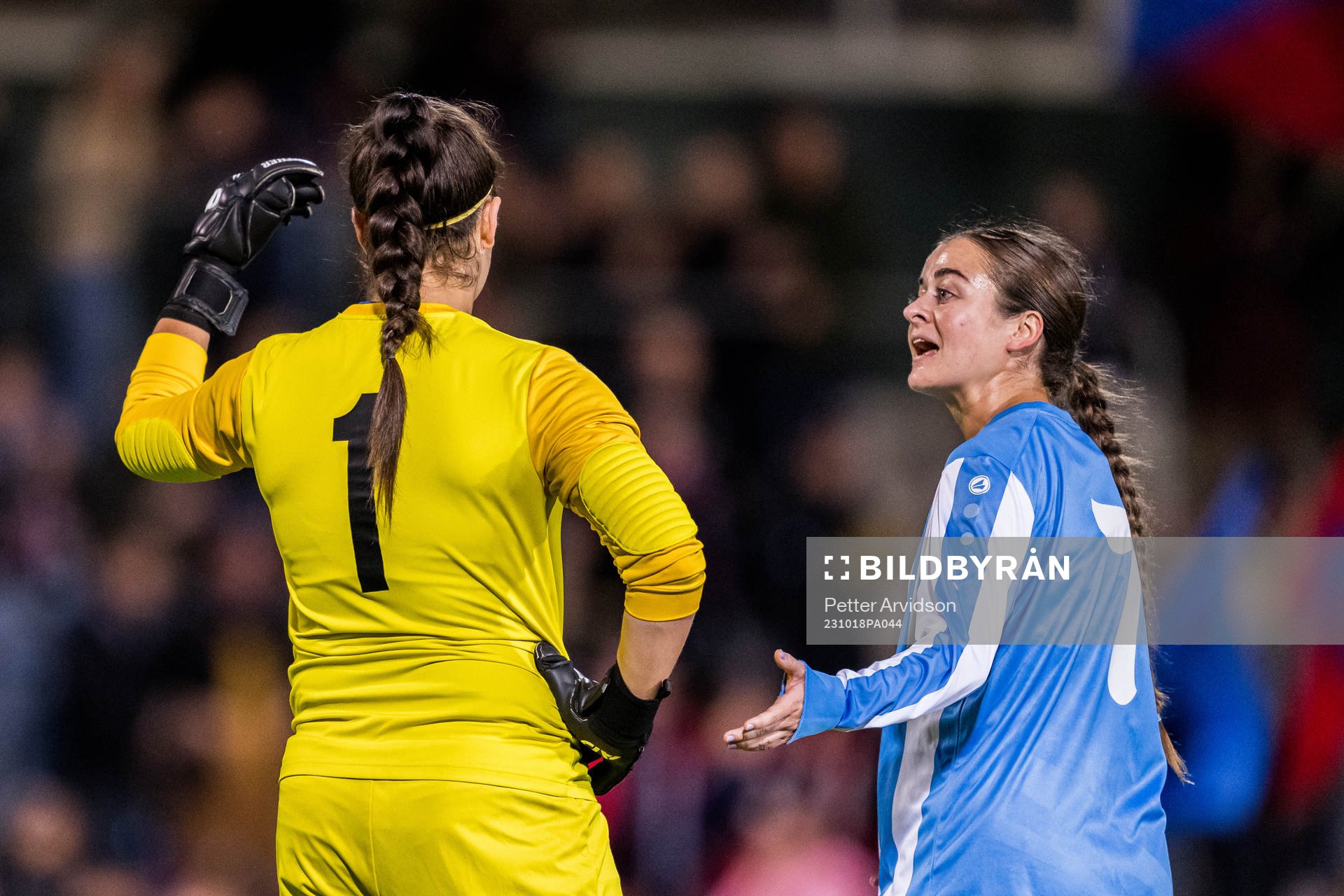 goalkeeper Jefimija Skandro and Abigail Ostrem of Spartak