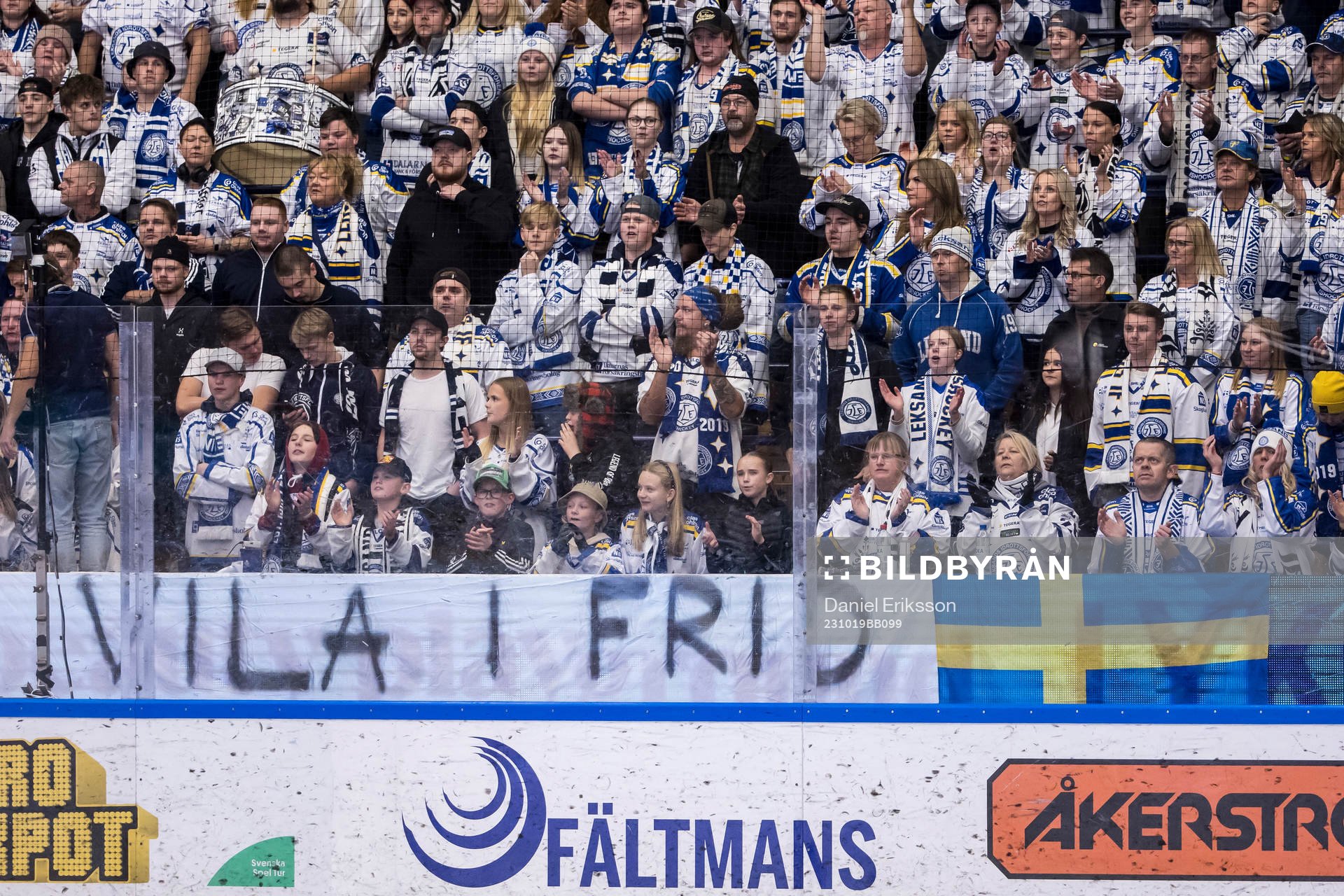 Leksands supportrar med en banderoll och en svensk flagga