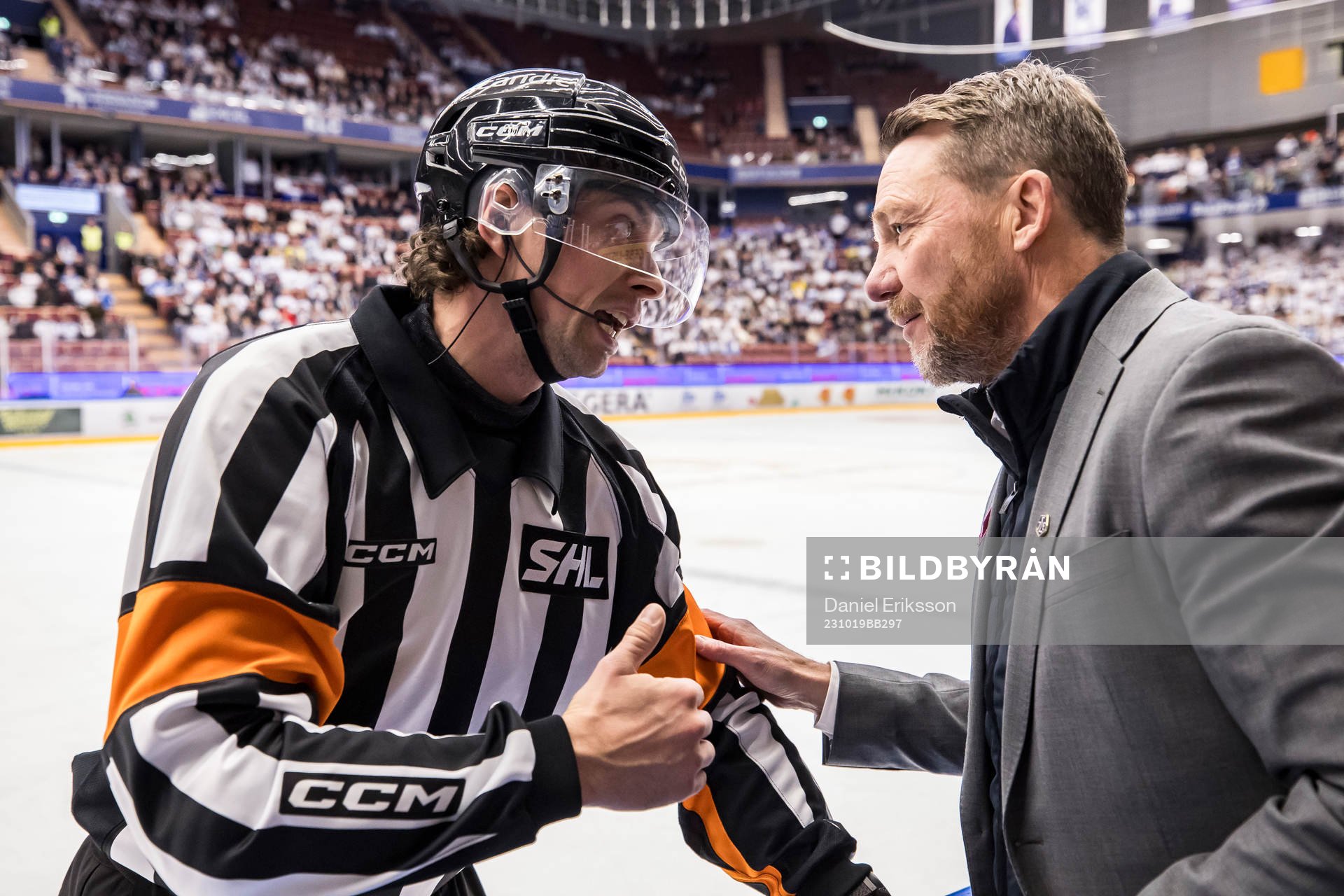 Domare Alexander Österberg och Leksands assisterande