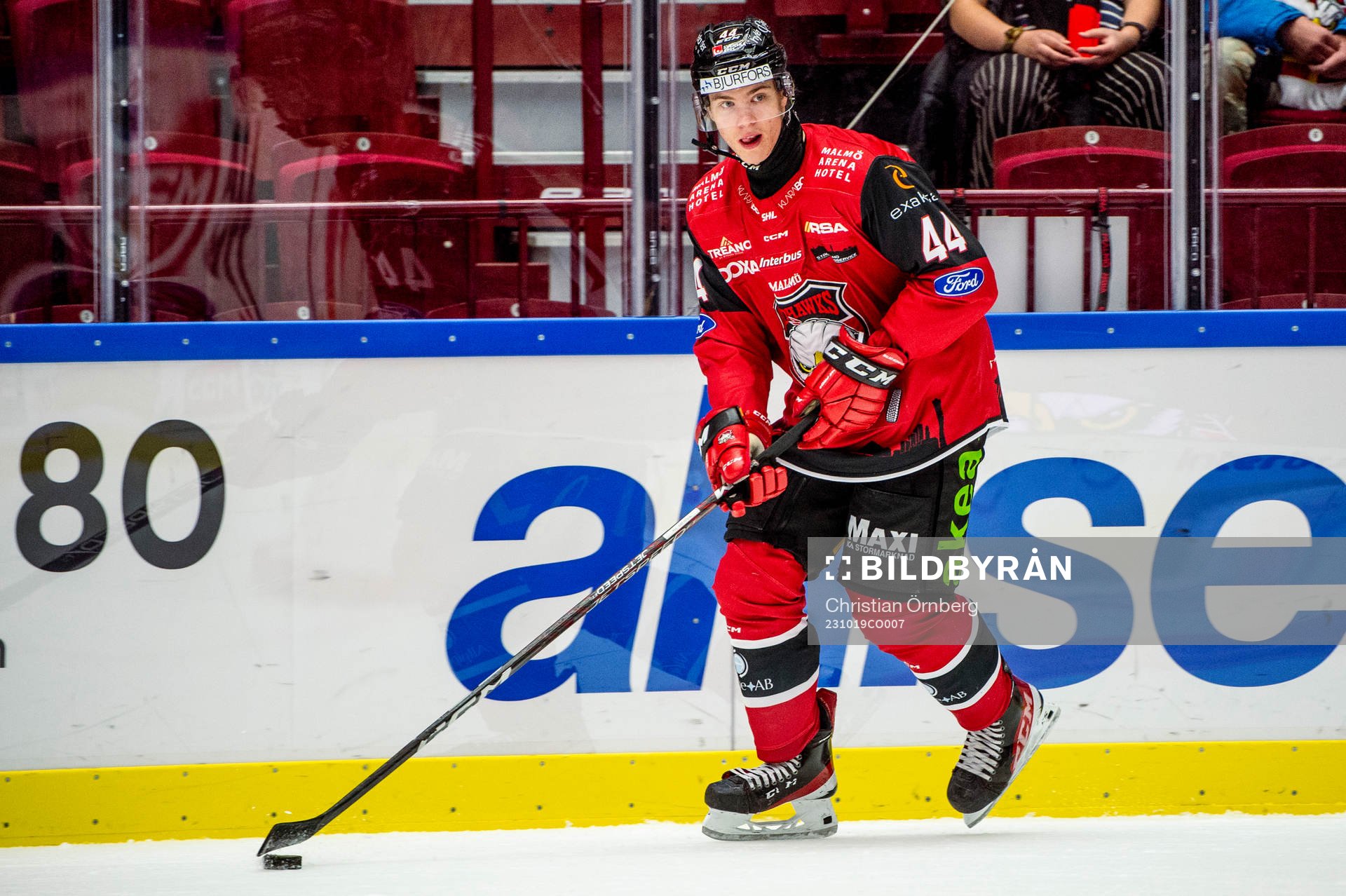 Malmö Redhawks Filip Sitar värmer upp innan
