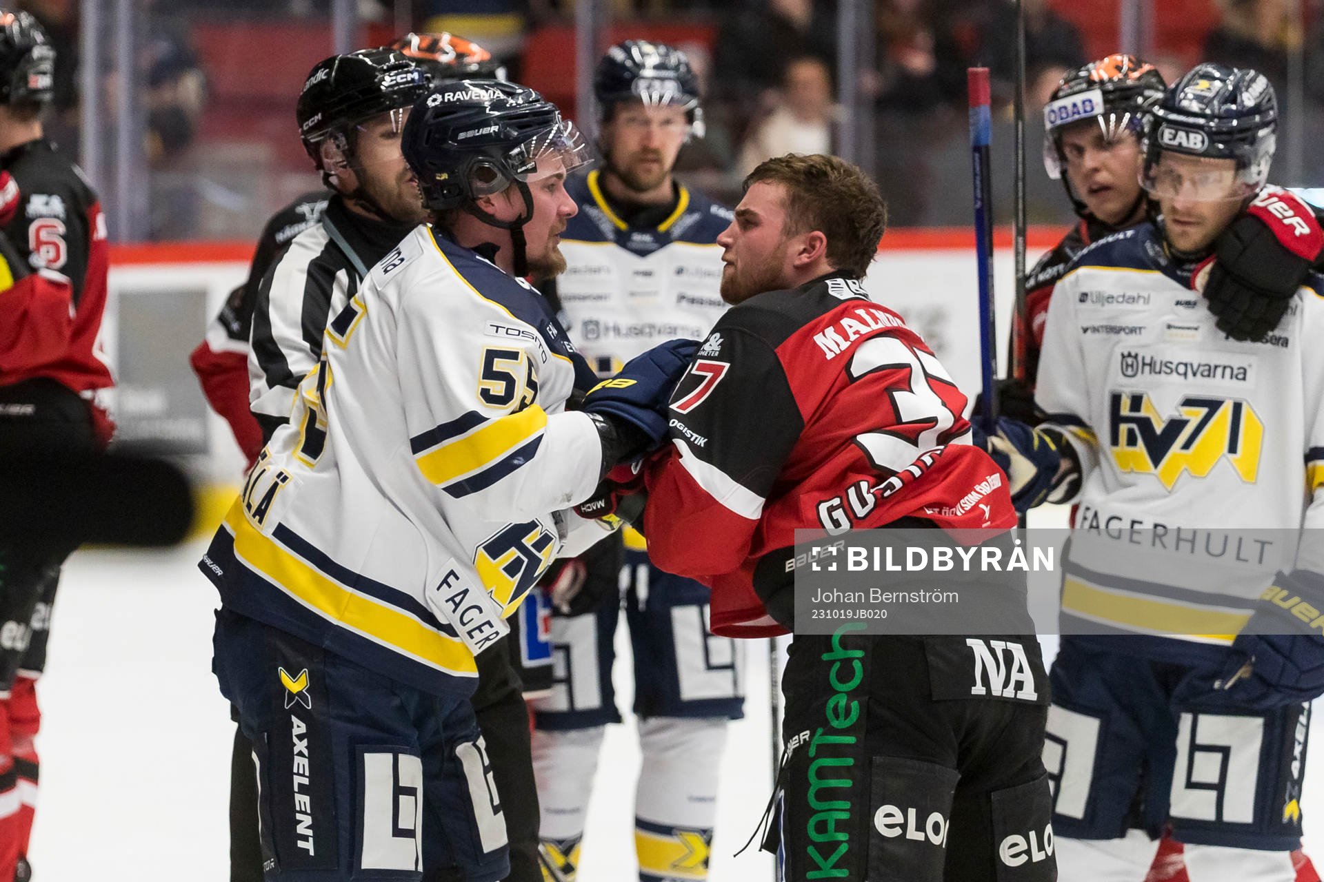 Bråk mellan HV71s Mikael Seppälä och Örebros Glenn