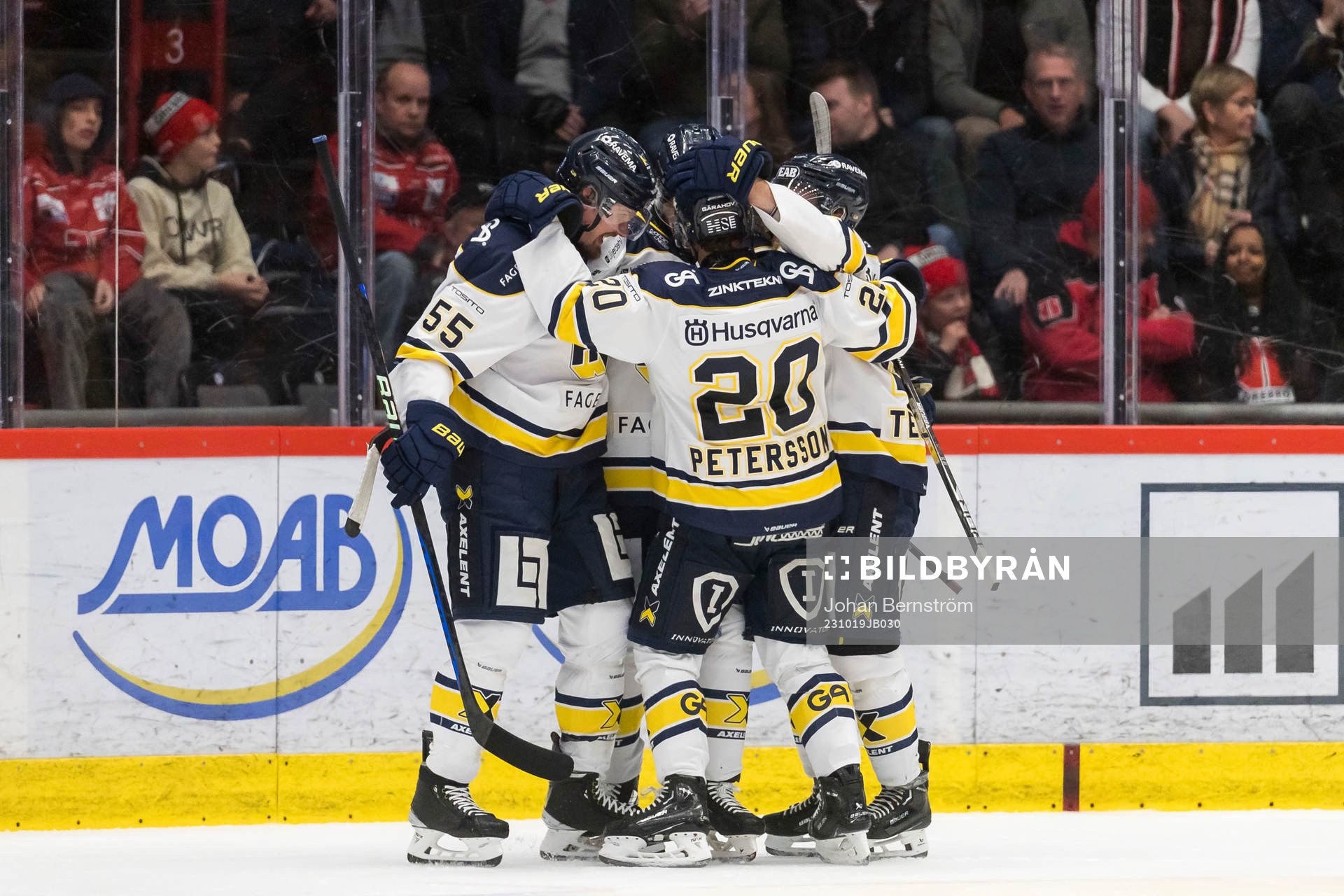 HV71s Anton Strålman jublar med lagkamrater