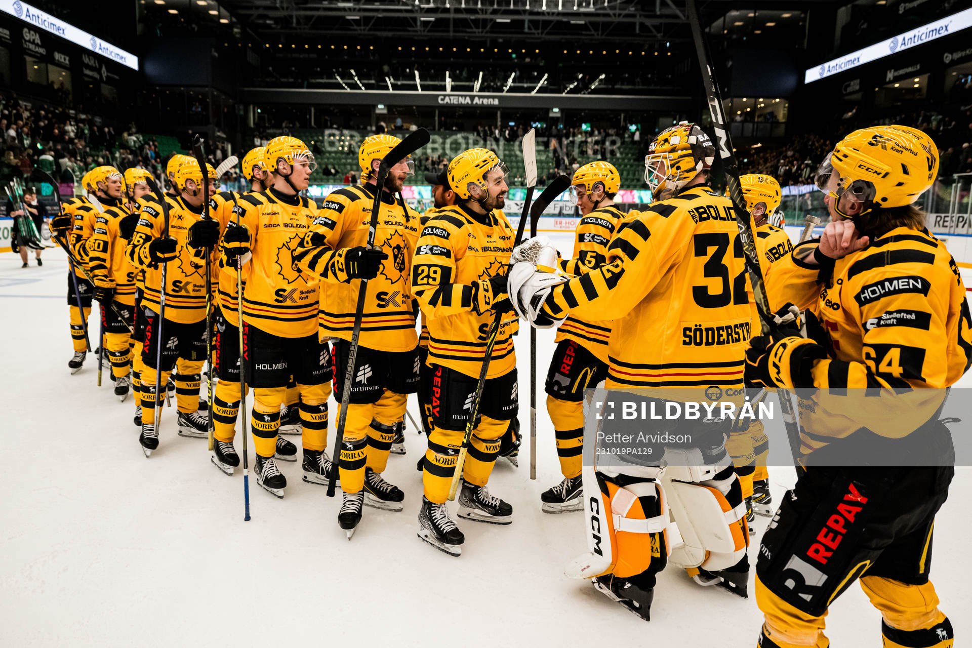 Skellefteås Dylan Sikura och målvakt Linus Söderström
