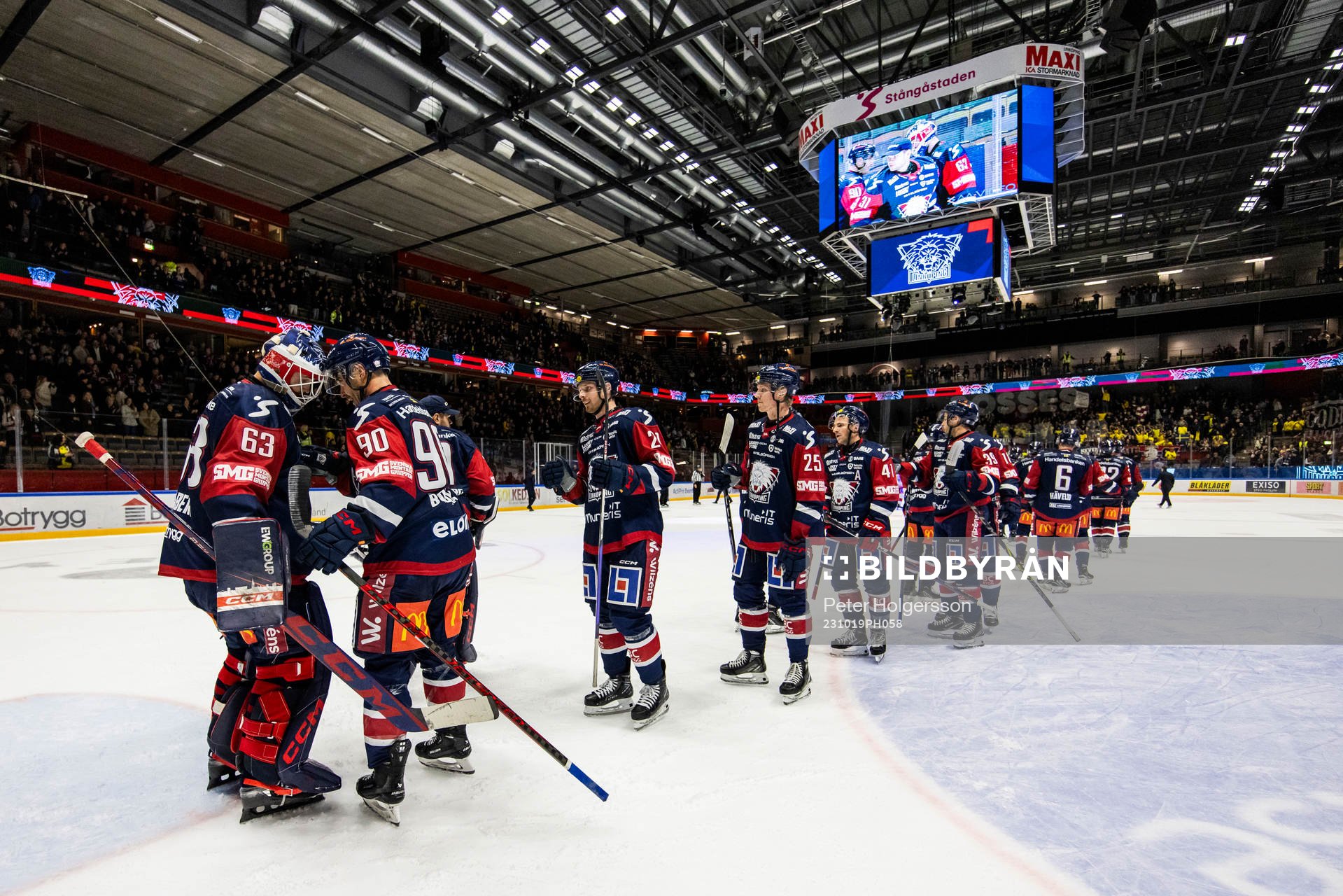 Linköpings målvakt Marcus Högberg jublar med Lance Bouma