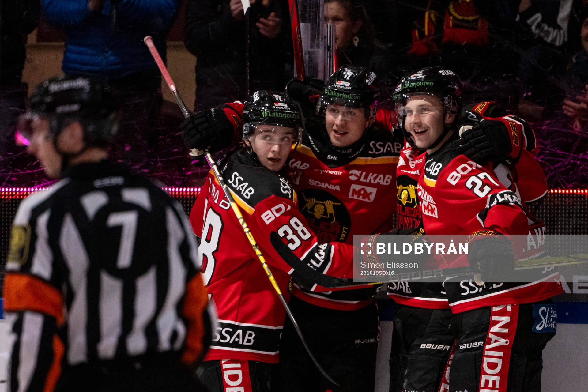 Luleås Jonas Berglund jublar med Olli Nikupeteri och