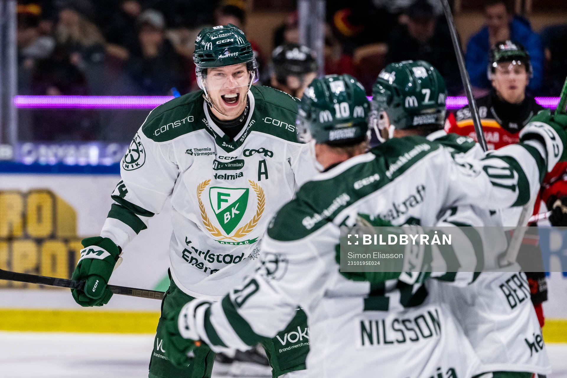 Färjestads Victor Ejdsell jublar med målskytten till 1-1