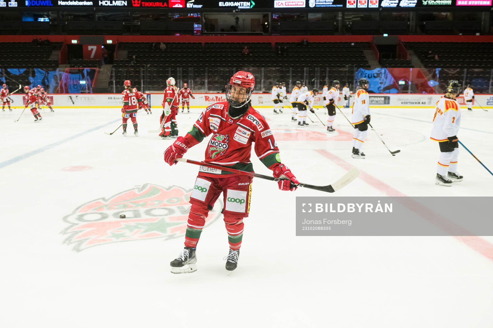 Modos Emma Seitz innan ishockeymatchen i SDHL mellan Modo