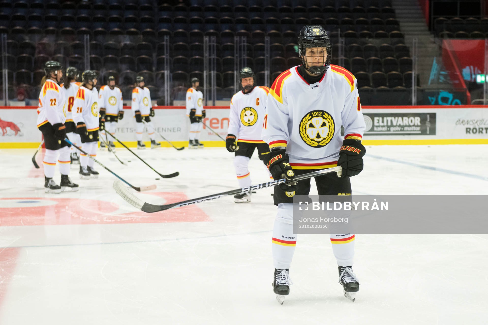 Brynäs Noemi Neubauerova innan ishockeymatchen i SDHL