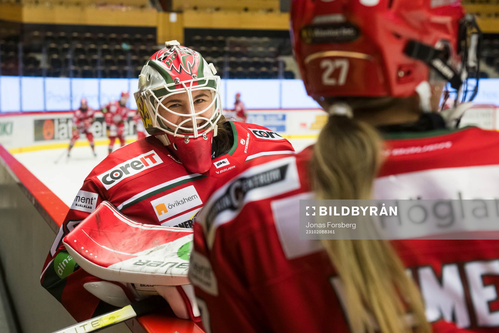 Modos målvakt Andrea Brändli innan ishockeymatchen i SDHL