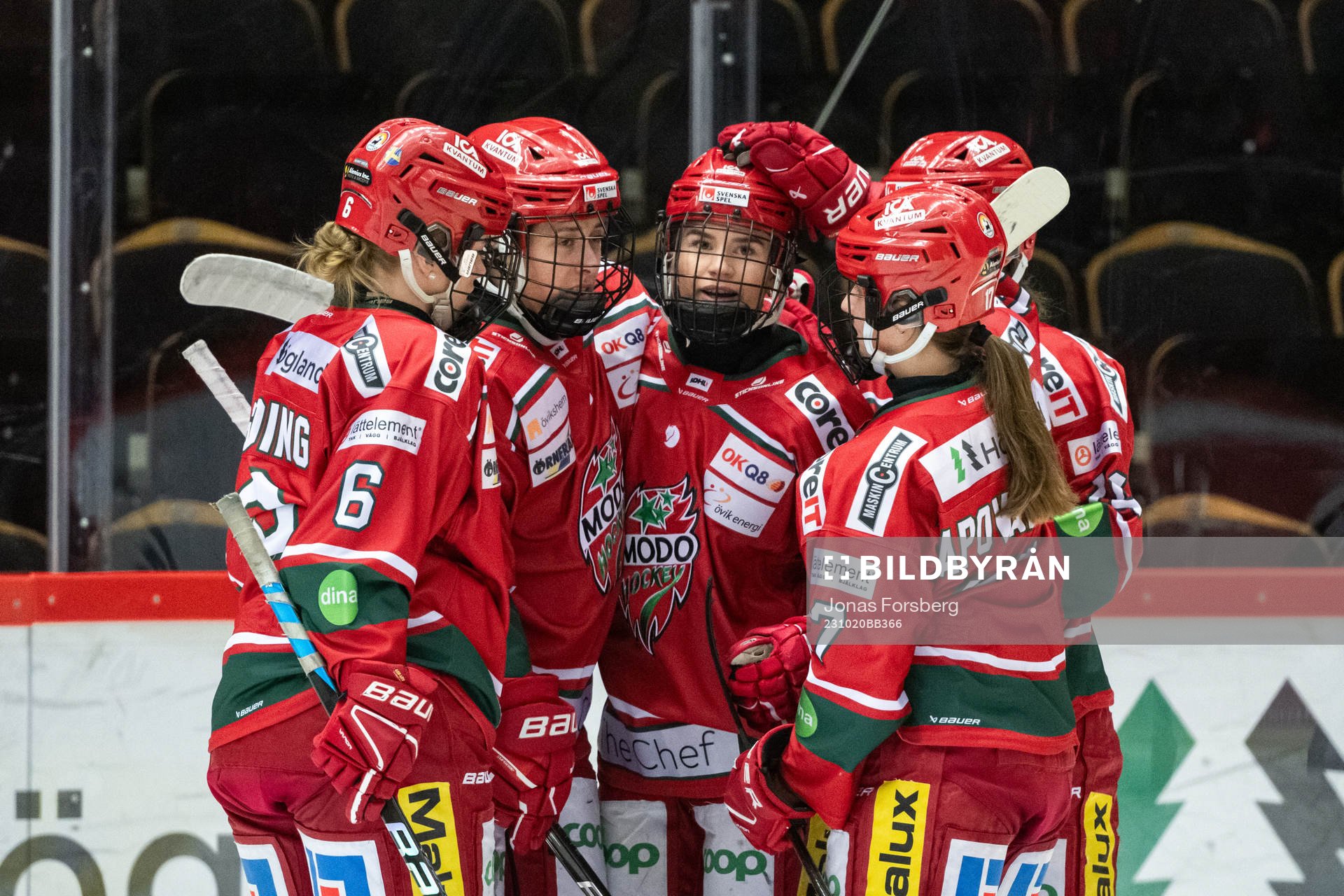 Modos Wilma Sundin jublar med lagkamrater