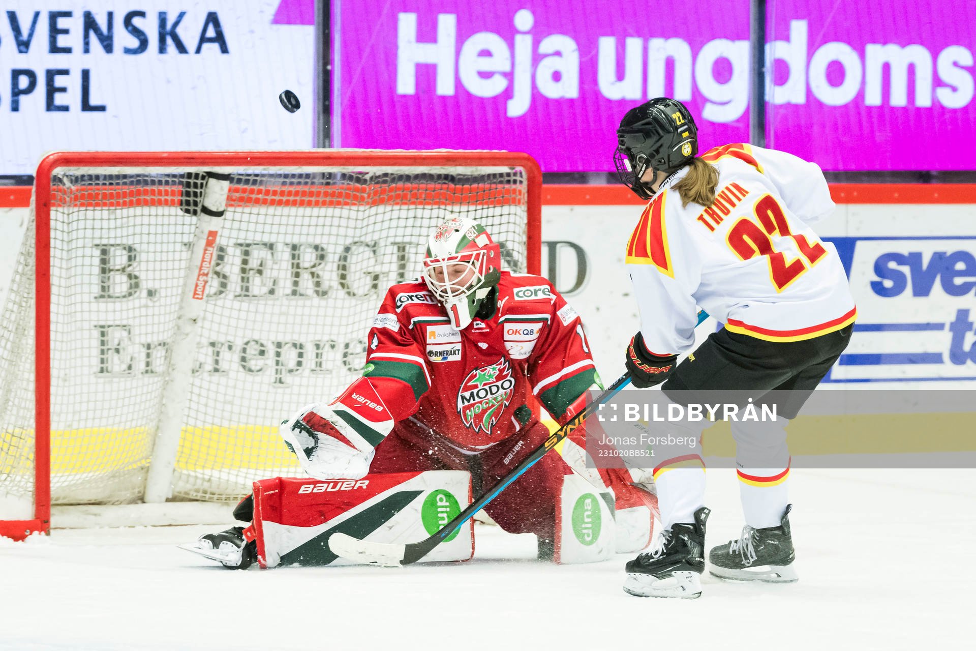 Modos målvakt Lisa Jönsson och Brynäs Hanna Thuvik