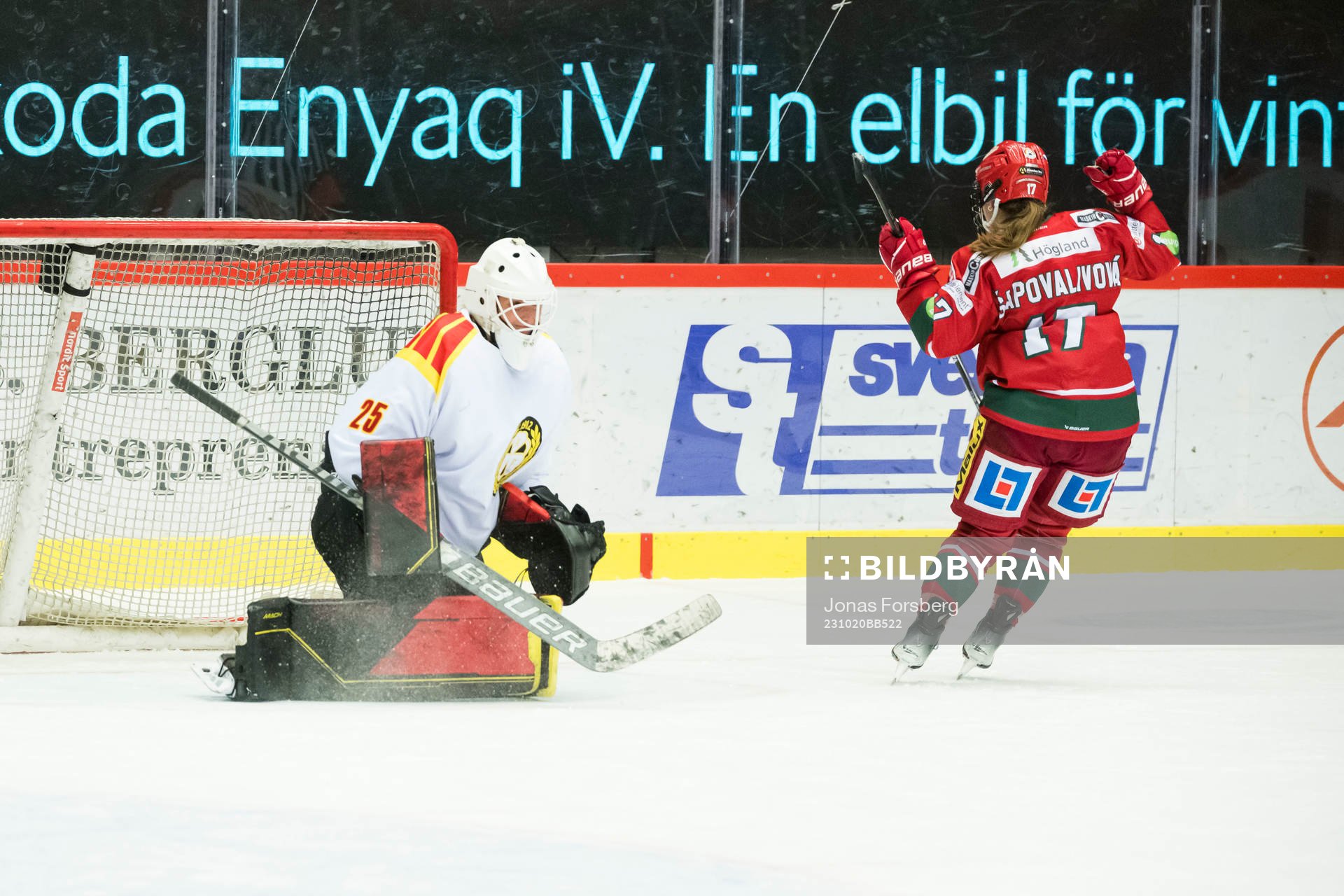 Brynäs målvakt Amanda Johansson och Modos Adela