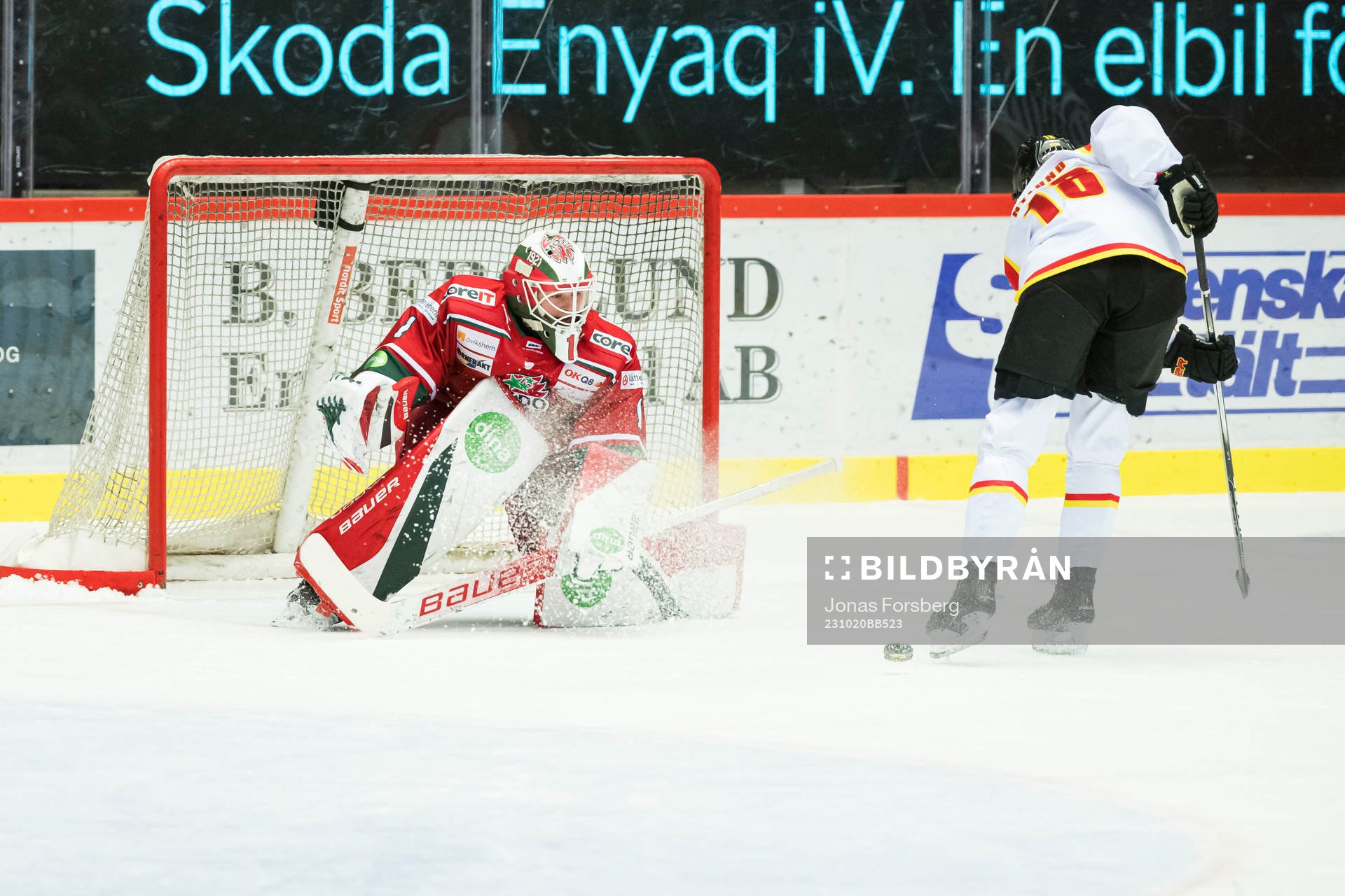 Modos målvakt Lisa Jönsson och Brynäs Jenniina Nylund
