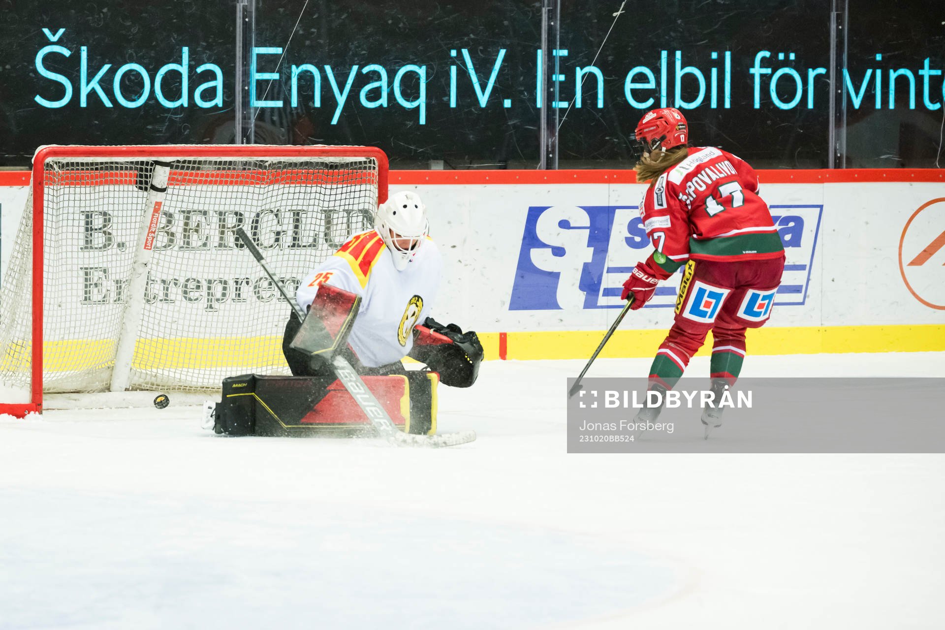 Brynäs målvakt Amanda Johansson och Modos Adela