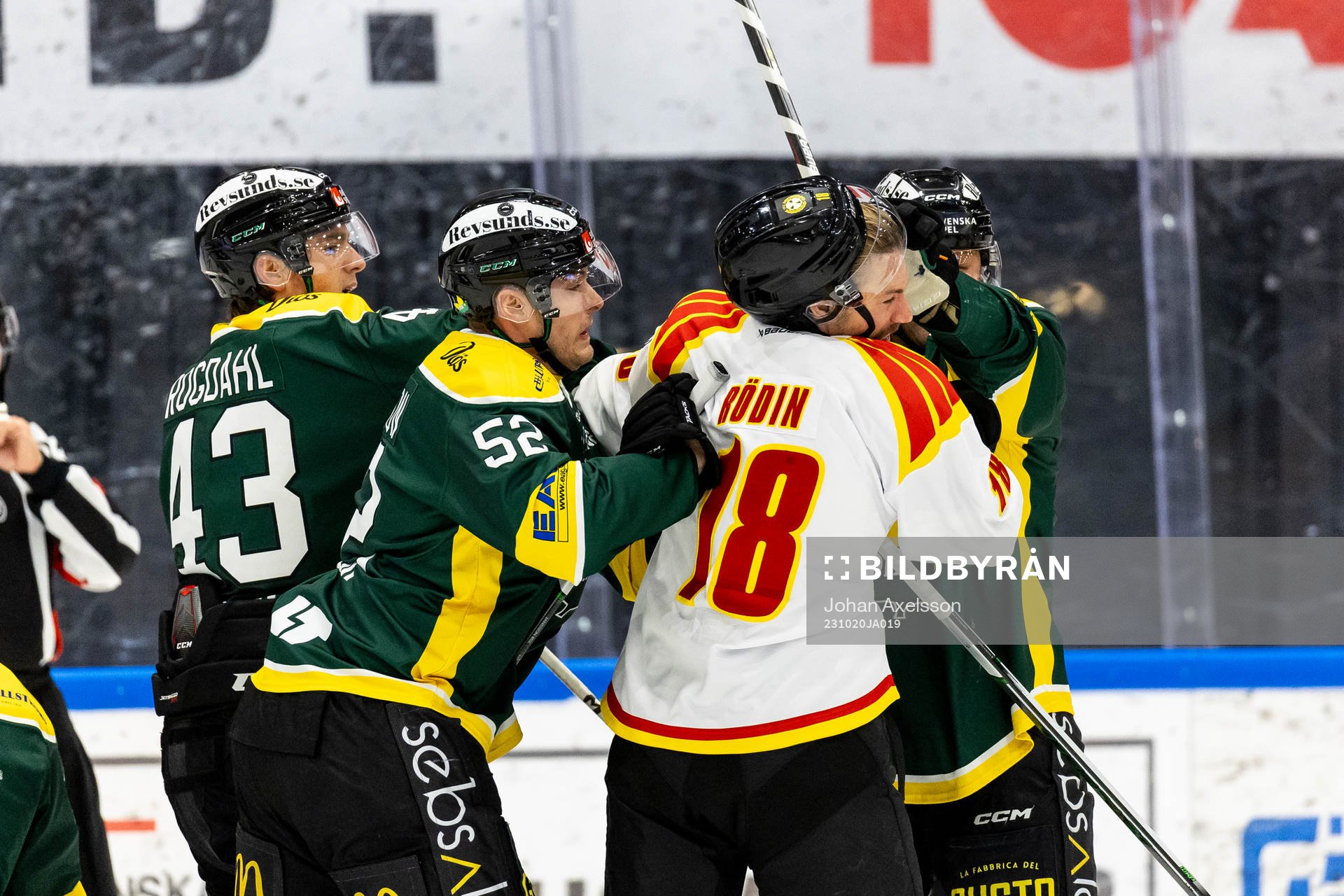 Östersunds Fredric Jansson i  kamp med Brynäs Anton Rödin