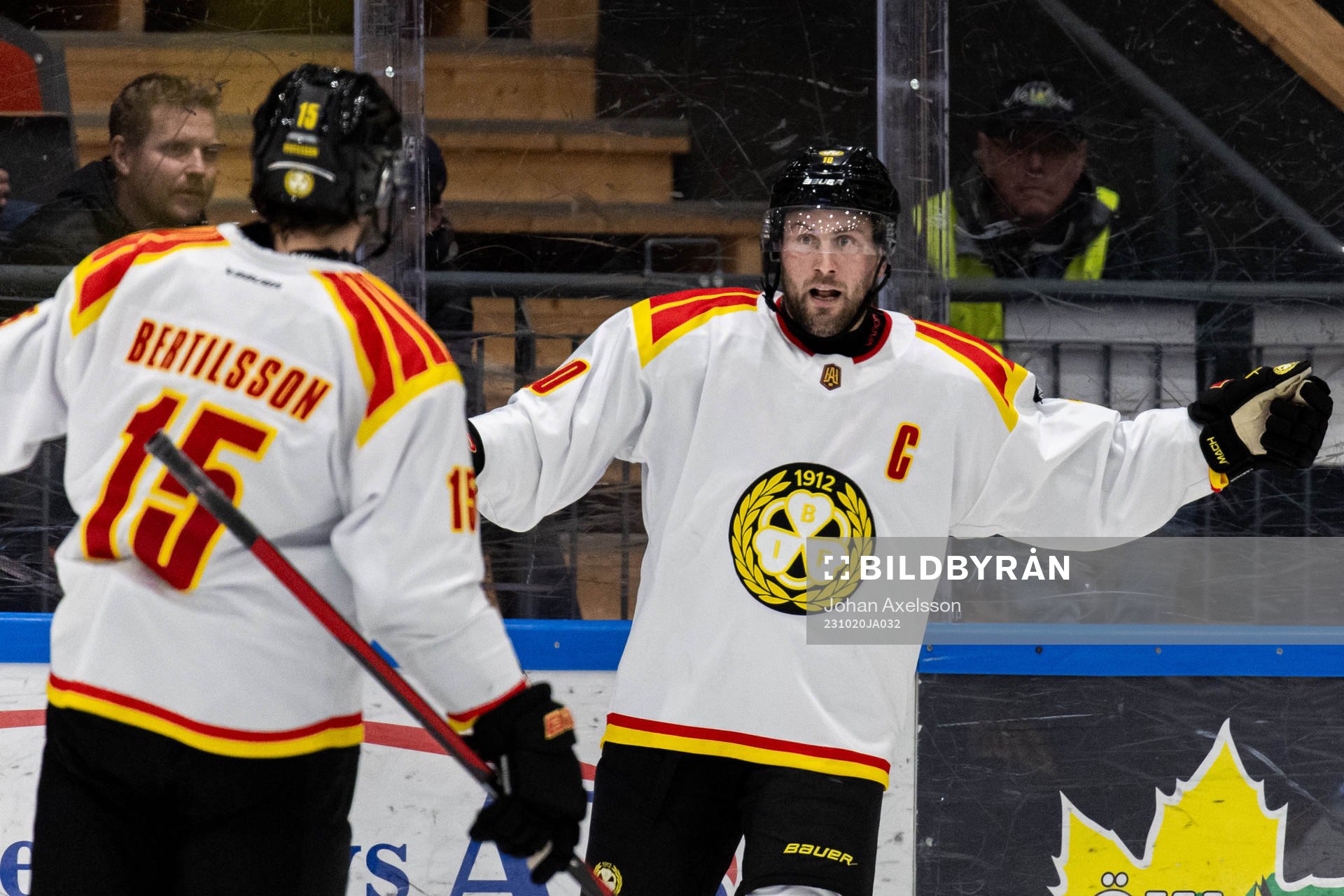 Brynäs Johan Larsson och Simon Bertilsson jublar