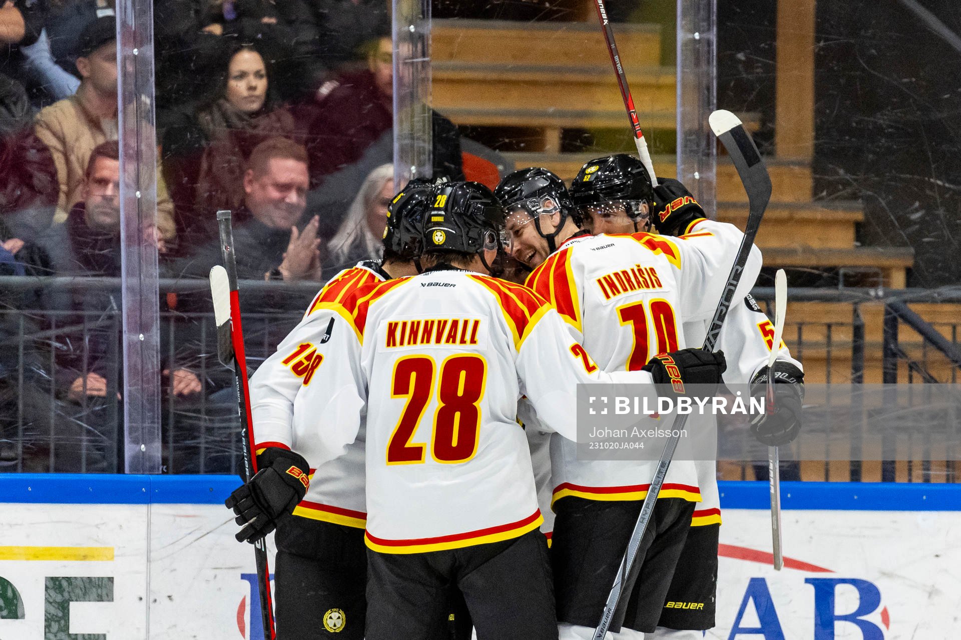 Brynäs Tyler Kelleherjublar med lagkamrater